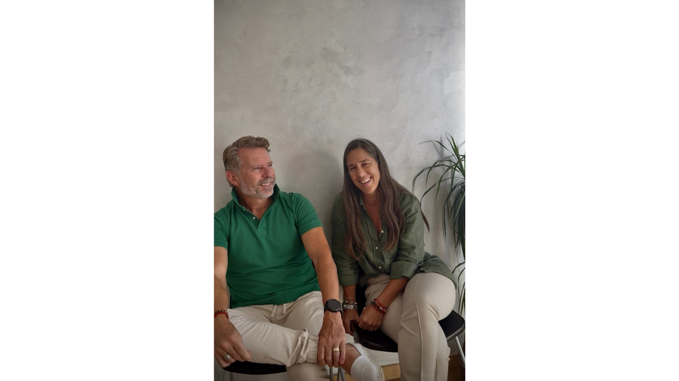 Foto de los fundadores de Áurea Integral, con más de 25 años de experiencia en estética y bienestar,destacando su profesionalismo, conocimiento en tratamientos faciales y coporales, y compromiso con el cuidado integral de la piel y el cuerpo