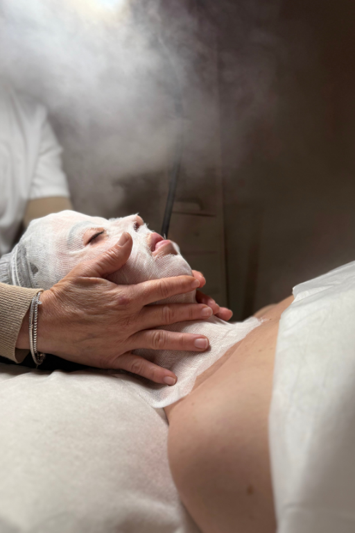 Tratamiento facial profundo en cabina estética en Torre del Mar, donde se realiza una limpieza y cuidado profesional de la piel con técnicas relajantes, promoviendo bienestar integral, equilibrio cutáneo y salud facial en un ambiente terapéutico.