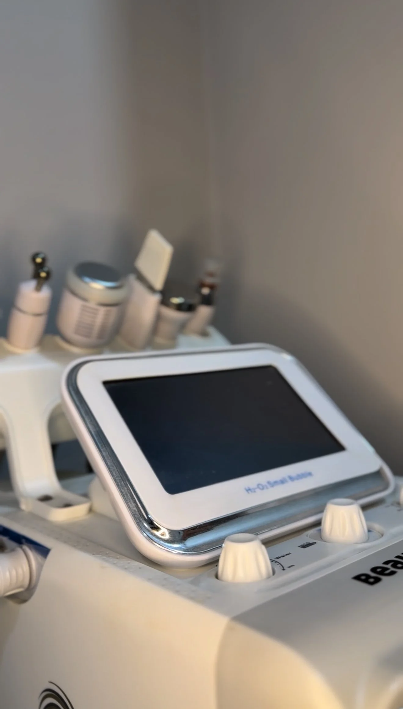 Equipo médico con pantalla y botones, posiblemente un monitor o dispositivo médico en un consultorio clínico.