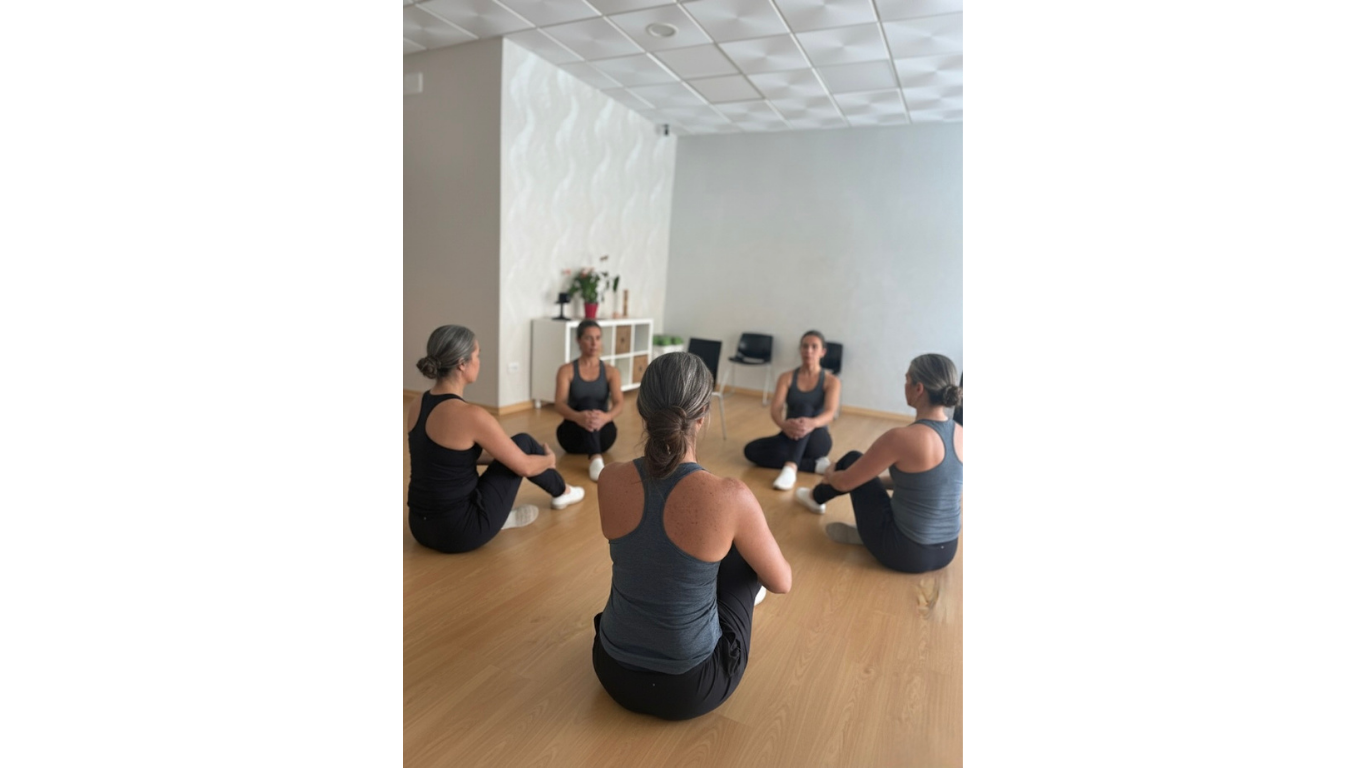 Clase de pilates terapéutico regenerativo en Torre del Mar, centrada en mejorar la movilidad, aliviar tensiones y fortalcer el cuerpo de forma consciente, promoviendo bienestar y equilibrio físico en un entorno guiado por profesionales.