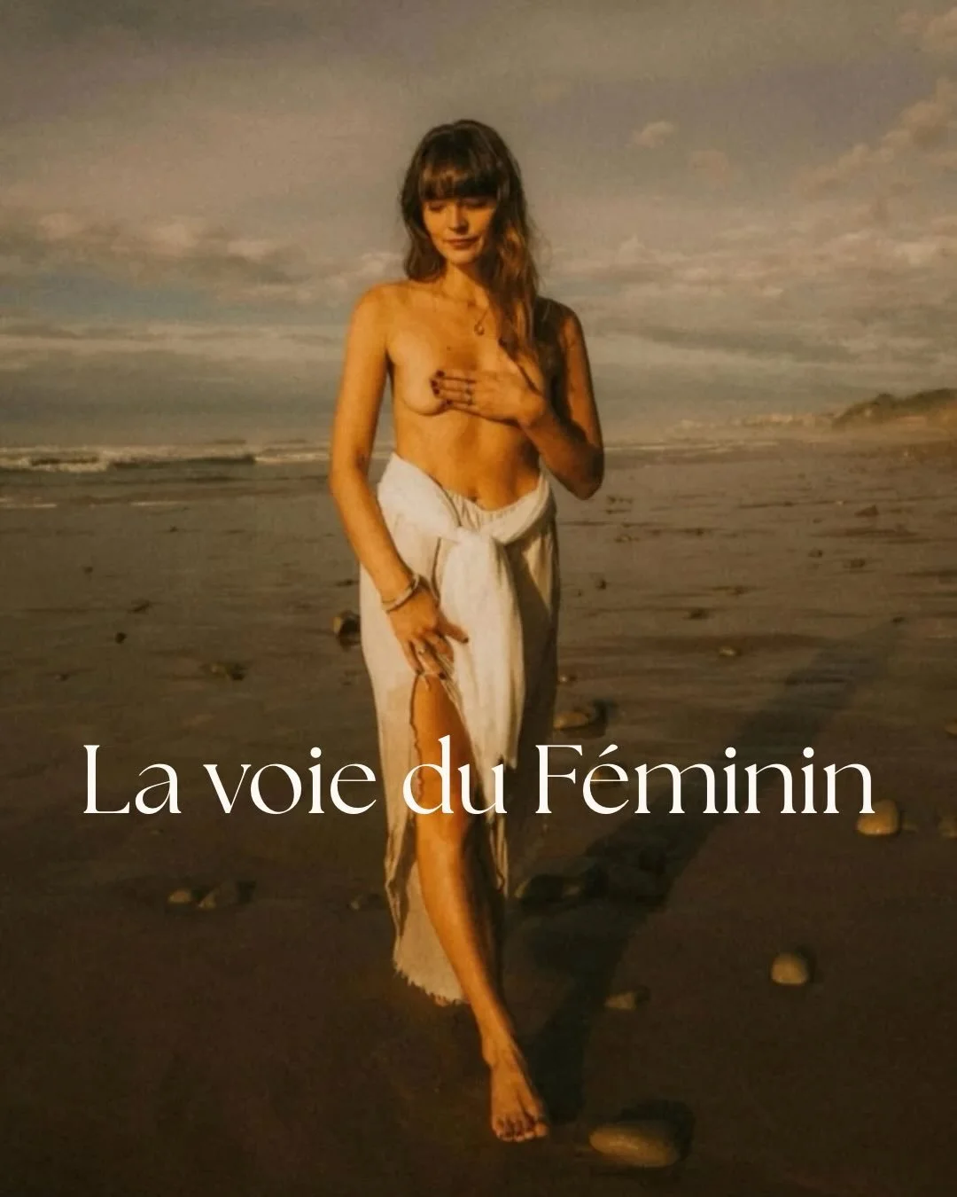 Terre du F&eacute;minin 🌹

Honorer sa nature cyclique, ce n&rsquo;est pas ralentir sa vie.
C&rsquo;est la vivre avec plus de justesse.

Le corps sait.
Le cycle guide.
La pr&eacute;sence transforme.

📸 @mathildemetairie 

#womensupportingwomen #sacr