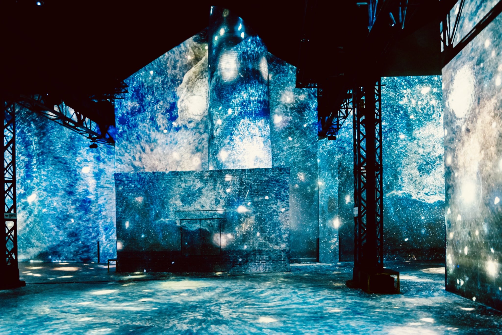 VERSE <span class="exp">ATELIER DES LUMIÈRES</span>
