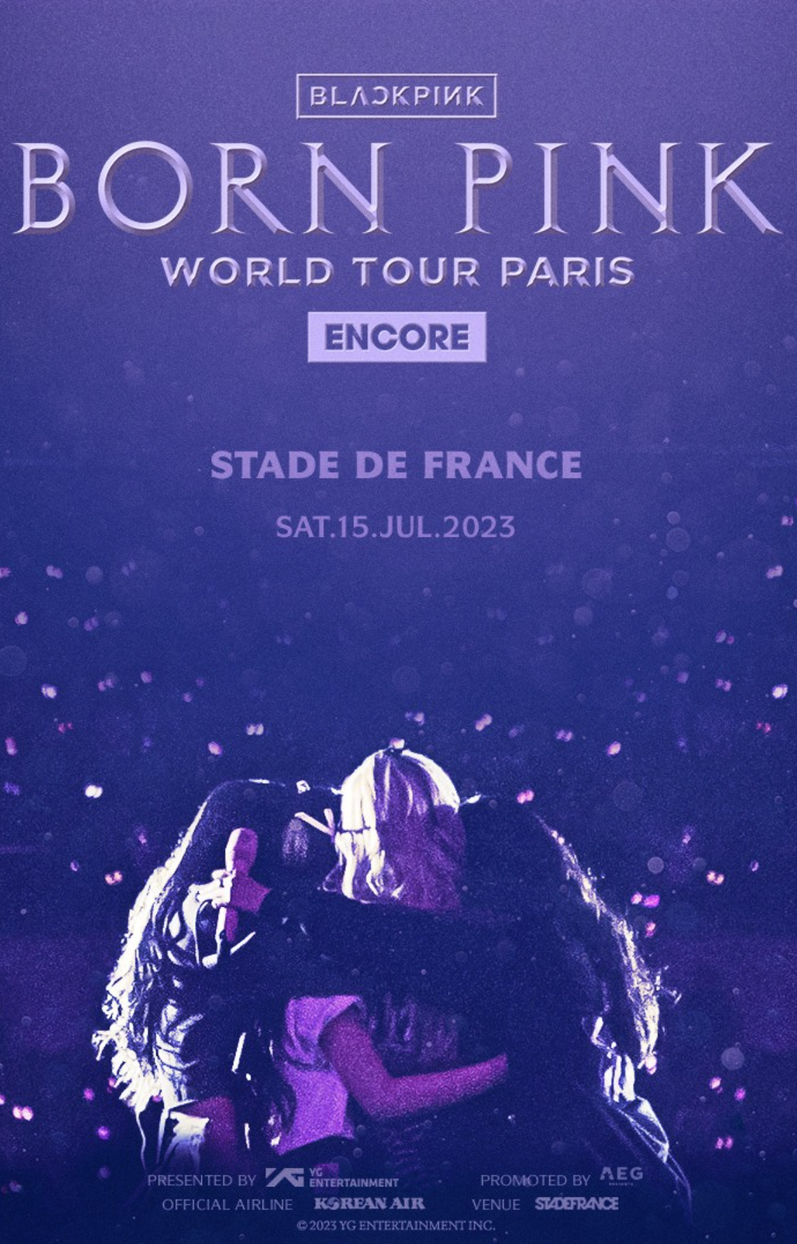 Affiche de concert pour BLACKPINK Born Pink World Tour Paris, le 15 juillet 2023, au Stade de France, avec une illustration de deux femmes qui s'enlacent, en couleurs violettes et roses.