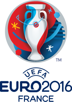 Trophée de football avec des éléments décoratifs autour, utilisé pour représenter un prix ou une victoire dans un sport.