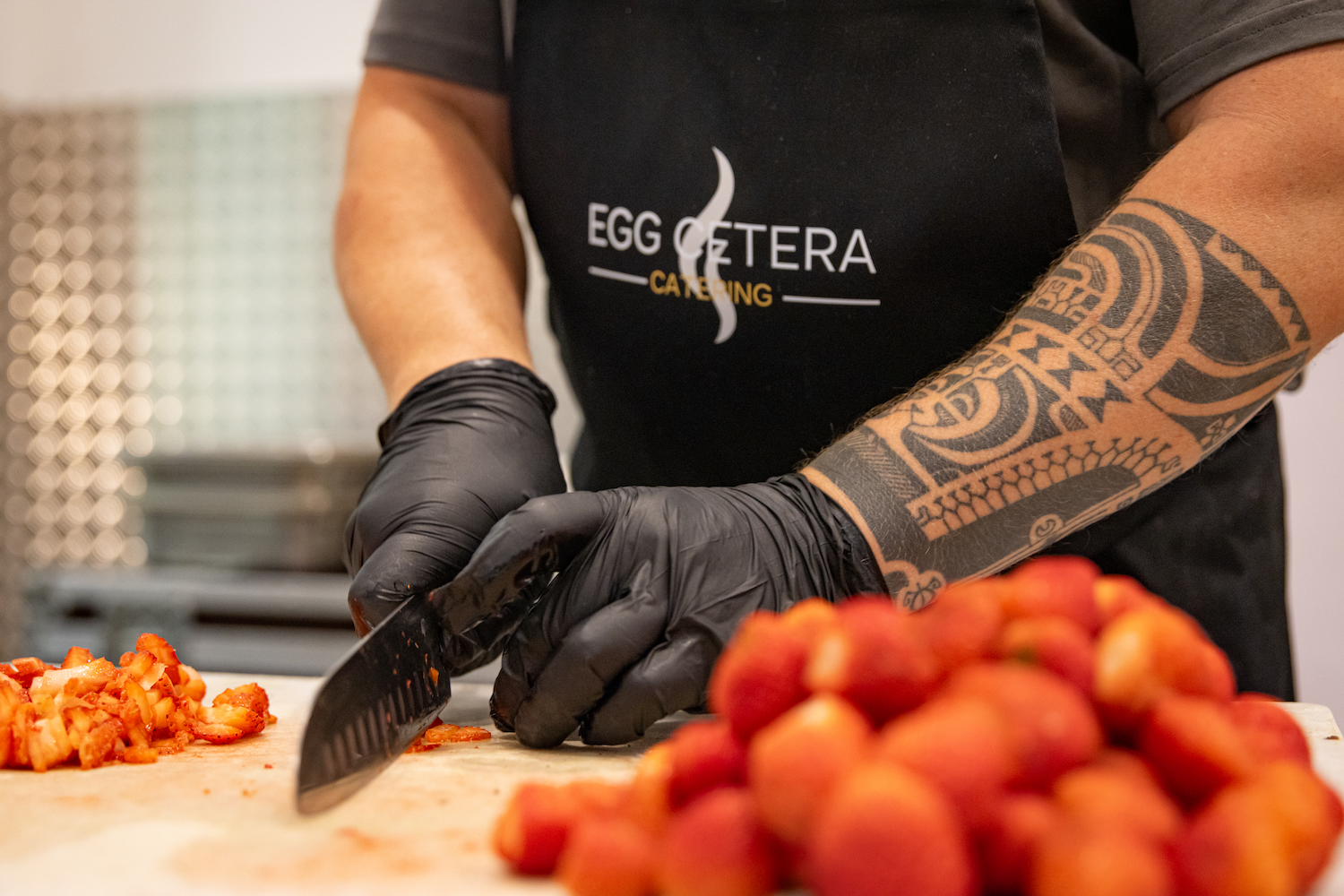 Personnel Egg Cetera qui prépare un buffet