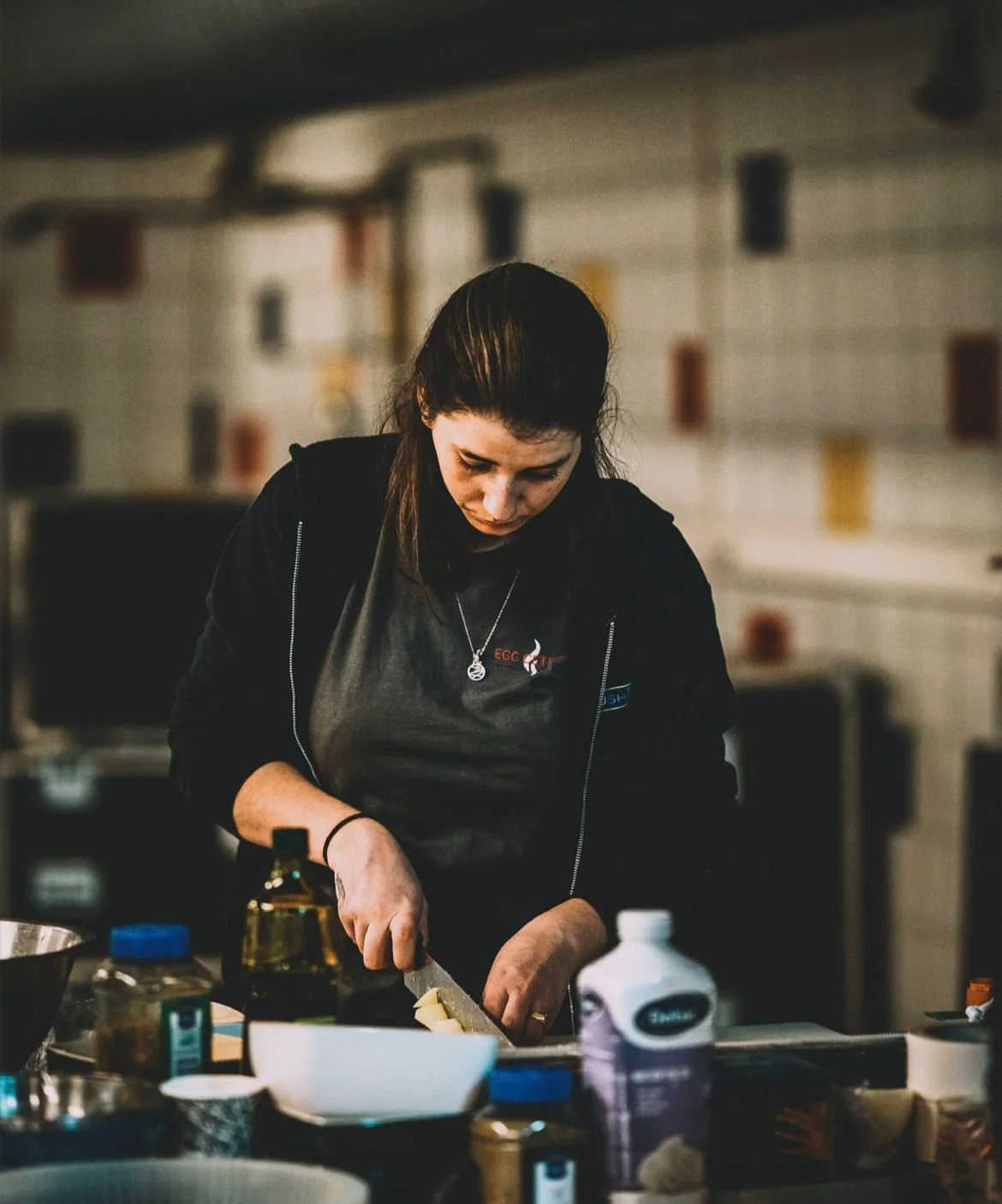 Femme en cuisine préparant des ingrédients sur un plan de travail