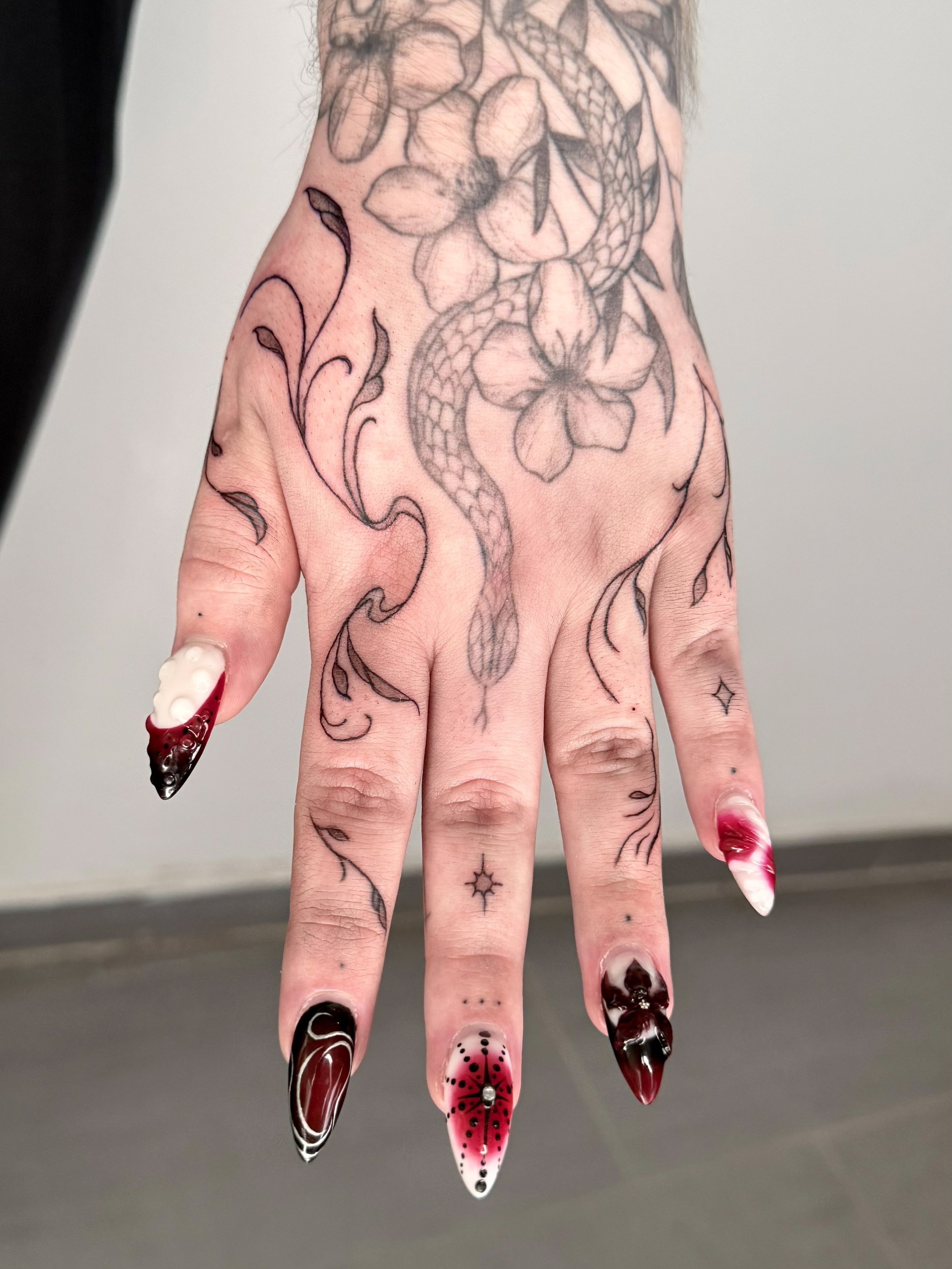Evelyn Hand Nachgestochen Kopie.jpg
