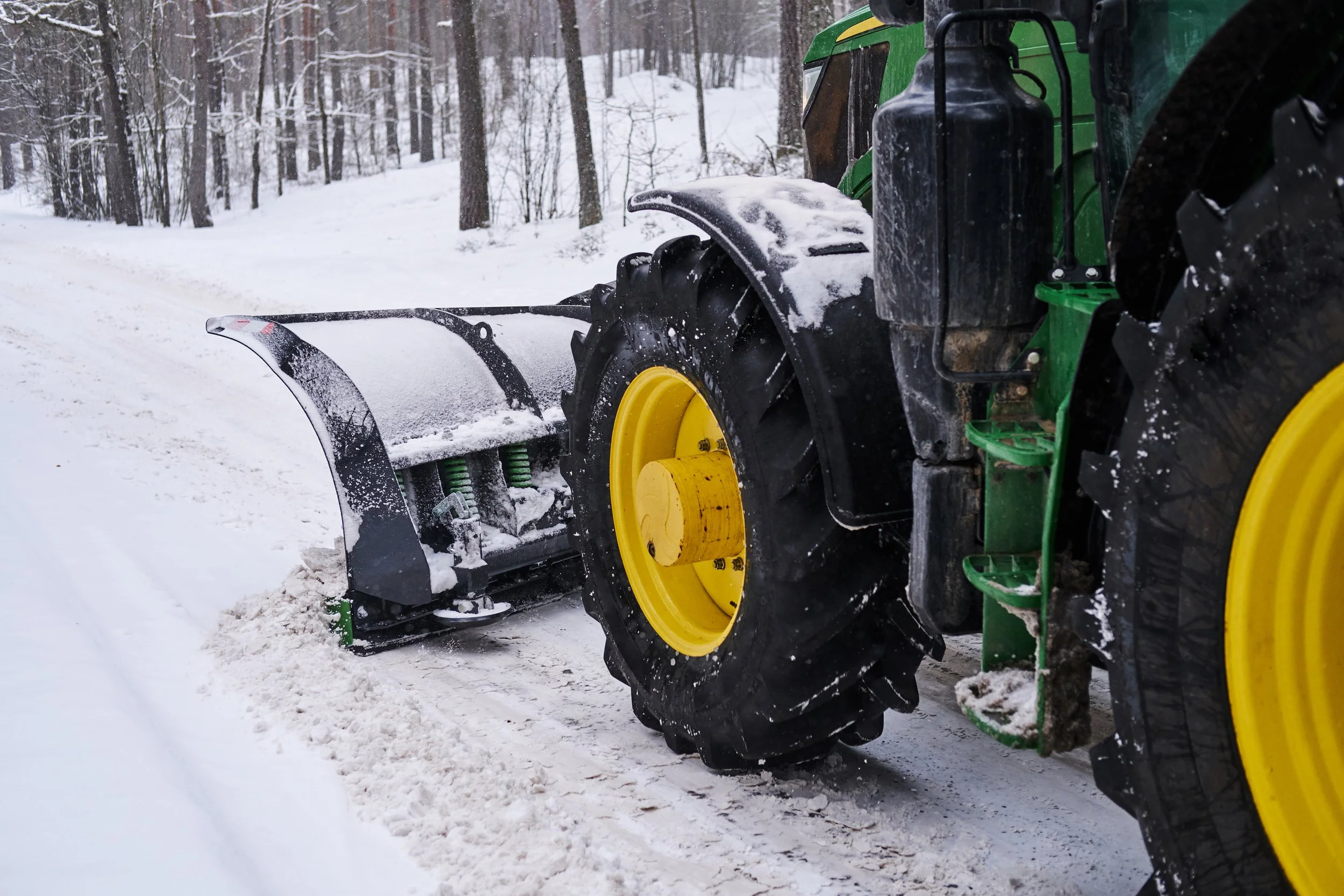 un-gros-tracteur-special-enleve-la-neige-de-la-route-forestiere.jpg