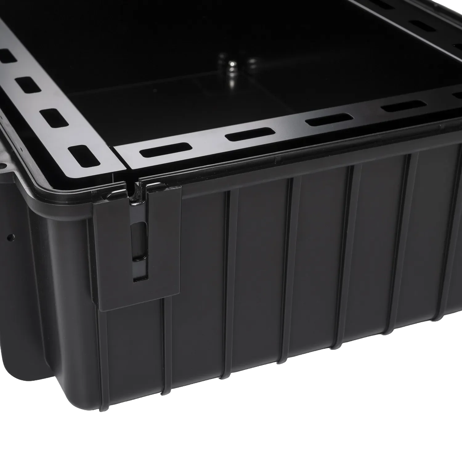 battery-case_P908-8_PP-326_B_open-empty-side_cable-hole_bw-international.webp