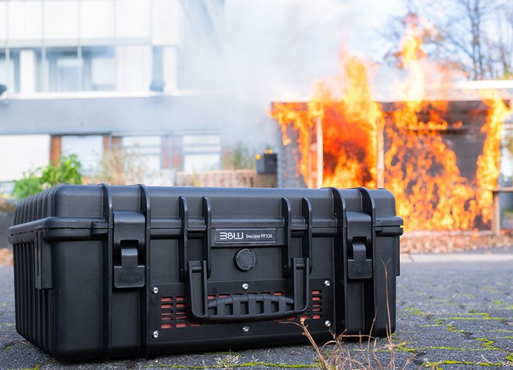 battery-case_P908-8-application-shot-with-fire_franco-tozza-bw-international.jpg
