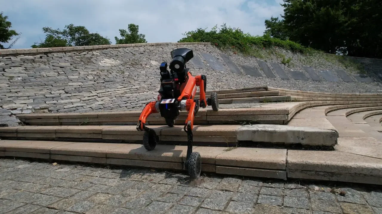 RXR-C10LQ-S Auxiliary Wheeled Robot Dog.webp