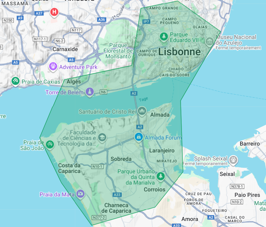 Carte de Lisbonne avec des parcs, monuments et quartiers principaux, comprenant le Parque Eduardo VII, la Torre de Belém, le Costa da Caparica et d'autres zones et attractions de la ville.