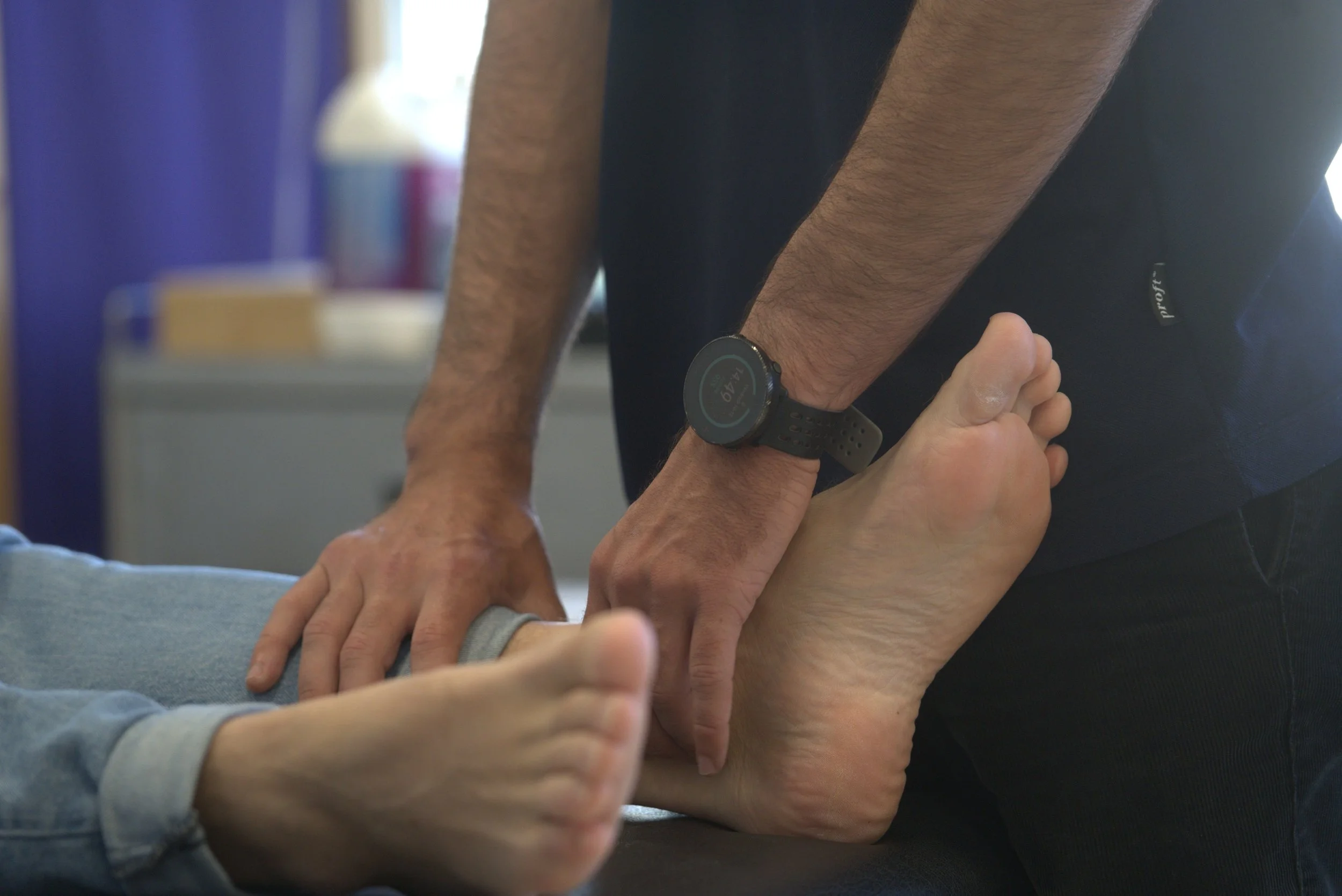 Kinésithérapeute français aurélien Chambeyron, en train de donner des soins sur la cheville d'un patient.
