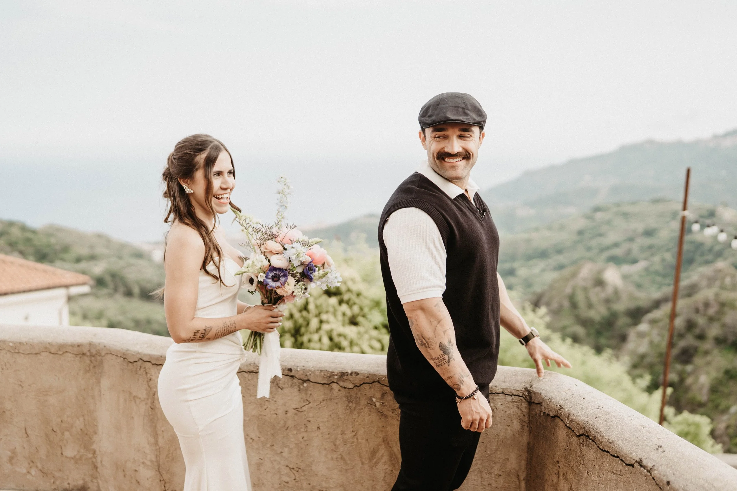 The first look of Isabela & Luiz was so romantic and fun. 