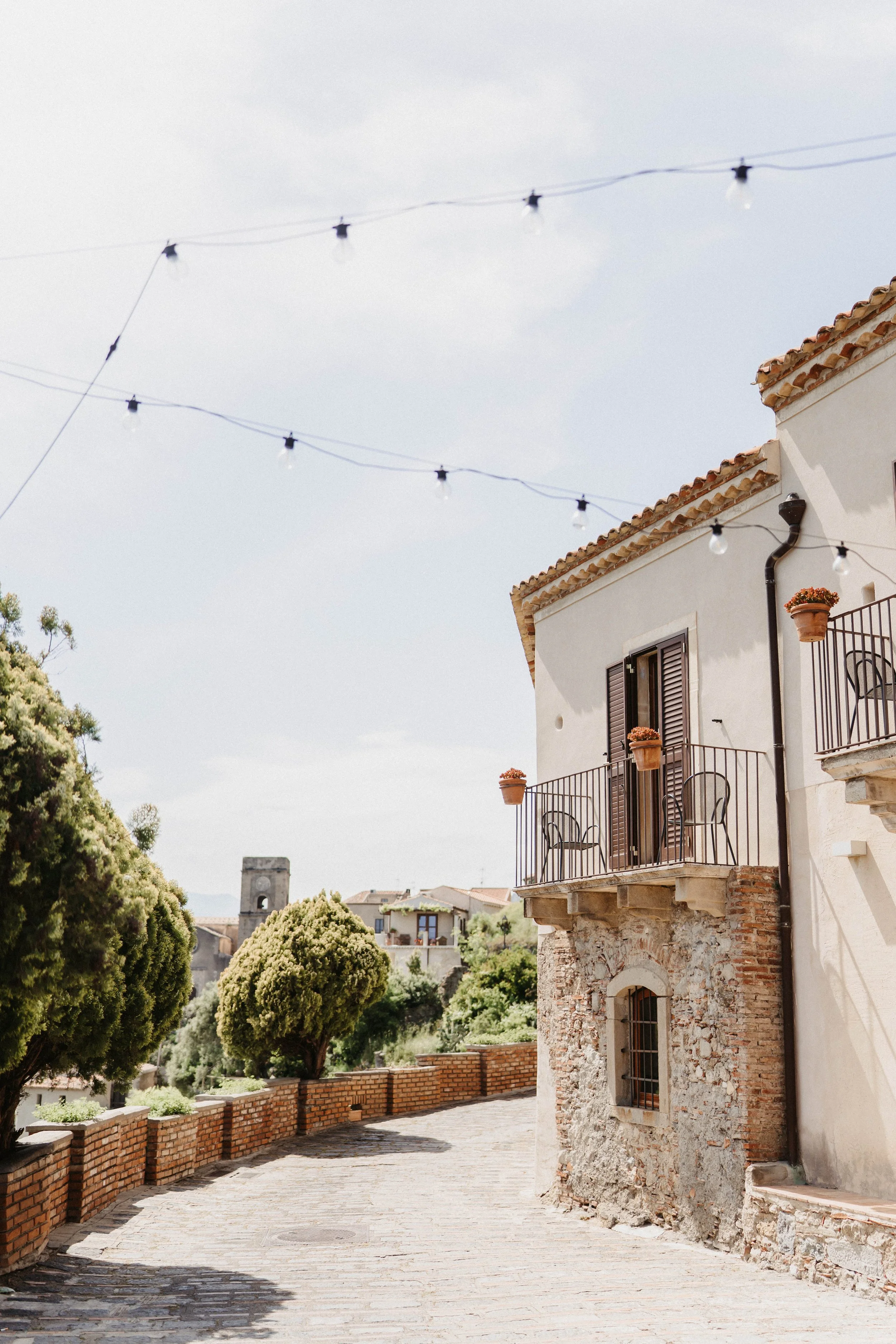 In the pittoresque village of Savoca the most importants scenes of the Godfather were taken. Isabela & Luiz chose the magical Borgo San Rocco for their romantic elopement. 