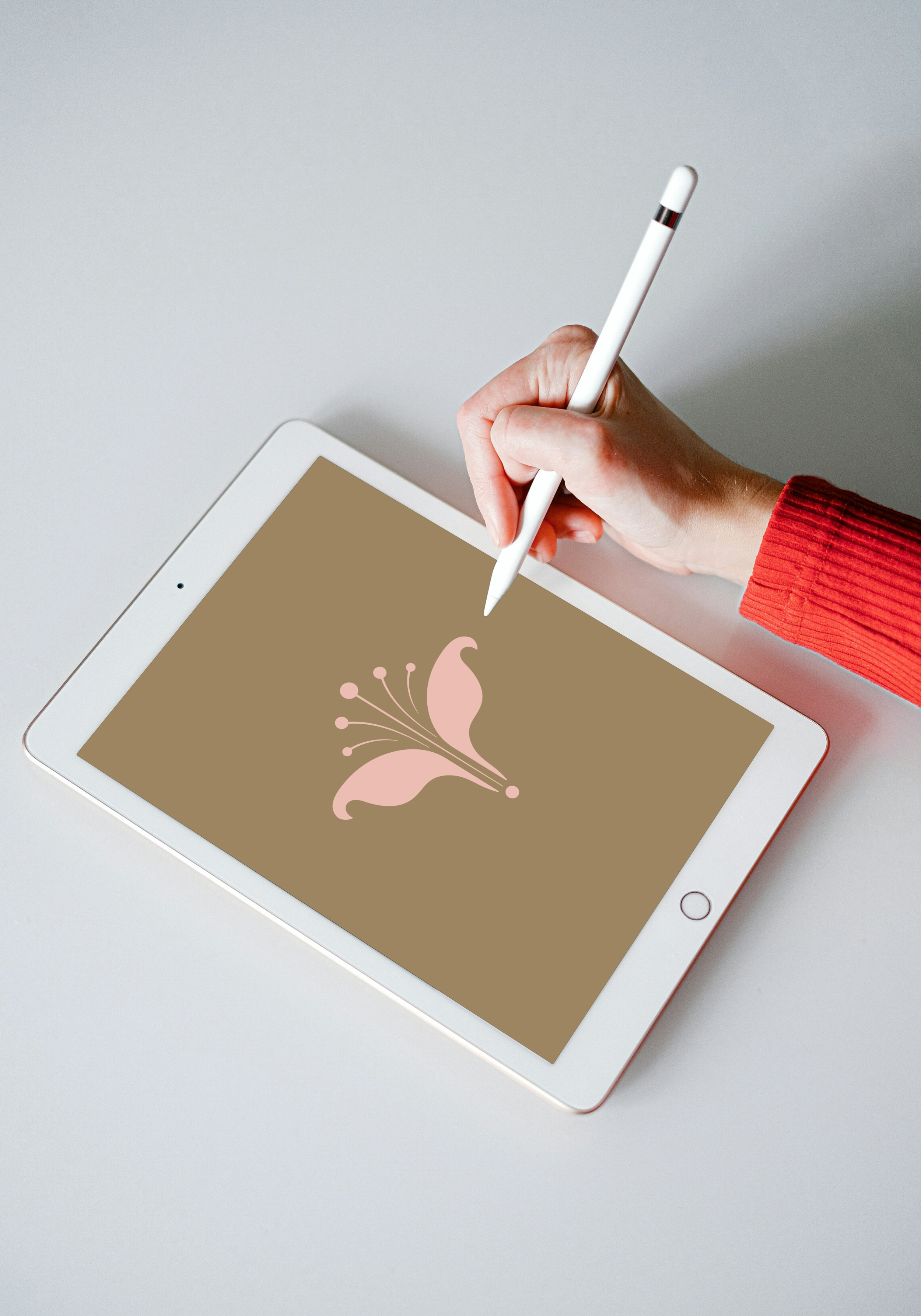 Criação de logotipo e símbolo (brandmark) floral no tablet, ilustrando o processo de design de marca e identidade visual do estúdio Amanda Dias.