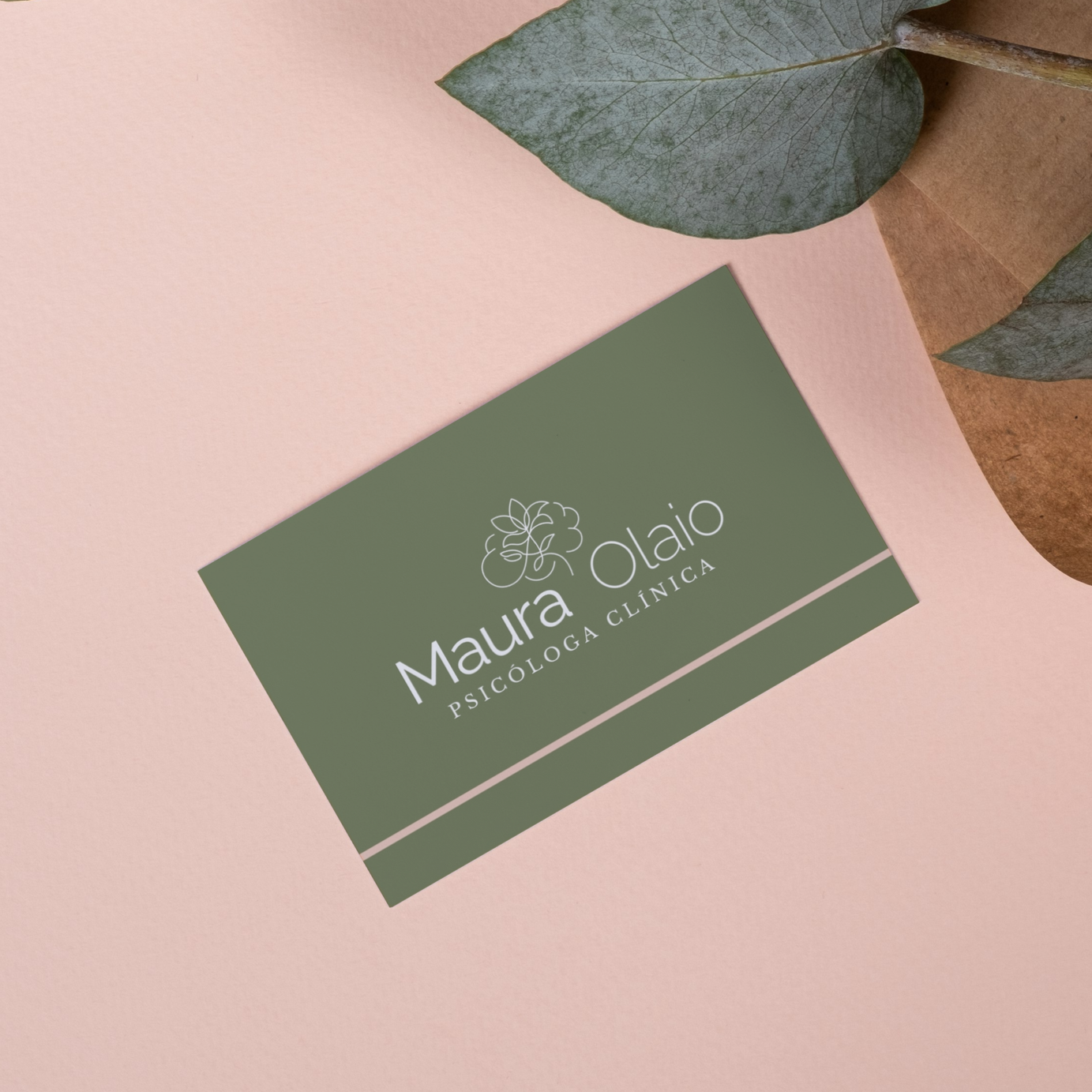 Aplicação do design de marca e identidade visual em um cartão de visita profissional de psicologia clínica, mostrando a cor e o símbolo do logo criados pela Amanda Dias.