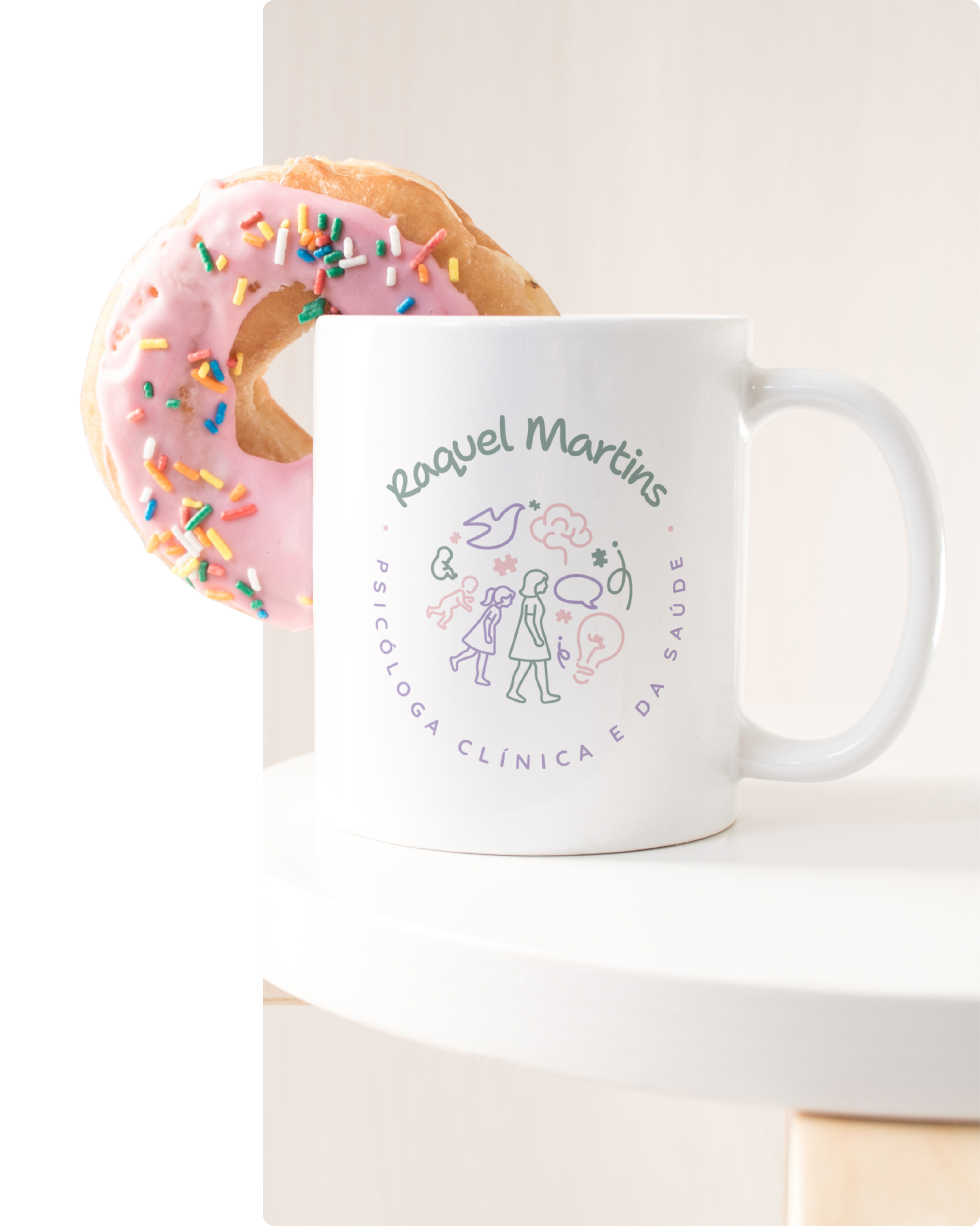 Logotipo de psicologia clínica infantil e da saúde por Raquel Martins. Mockup de caneca com identidade visual afetiva e ícones coloridos de desenvolvimento humano, psicoterapia infanto-juvenil e acolhimento familiar.