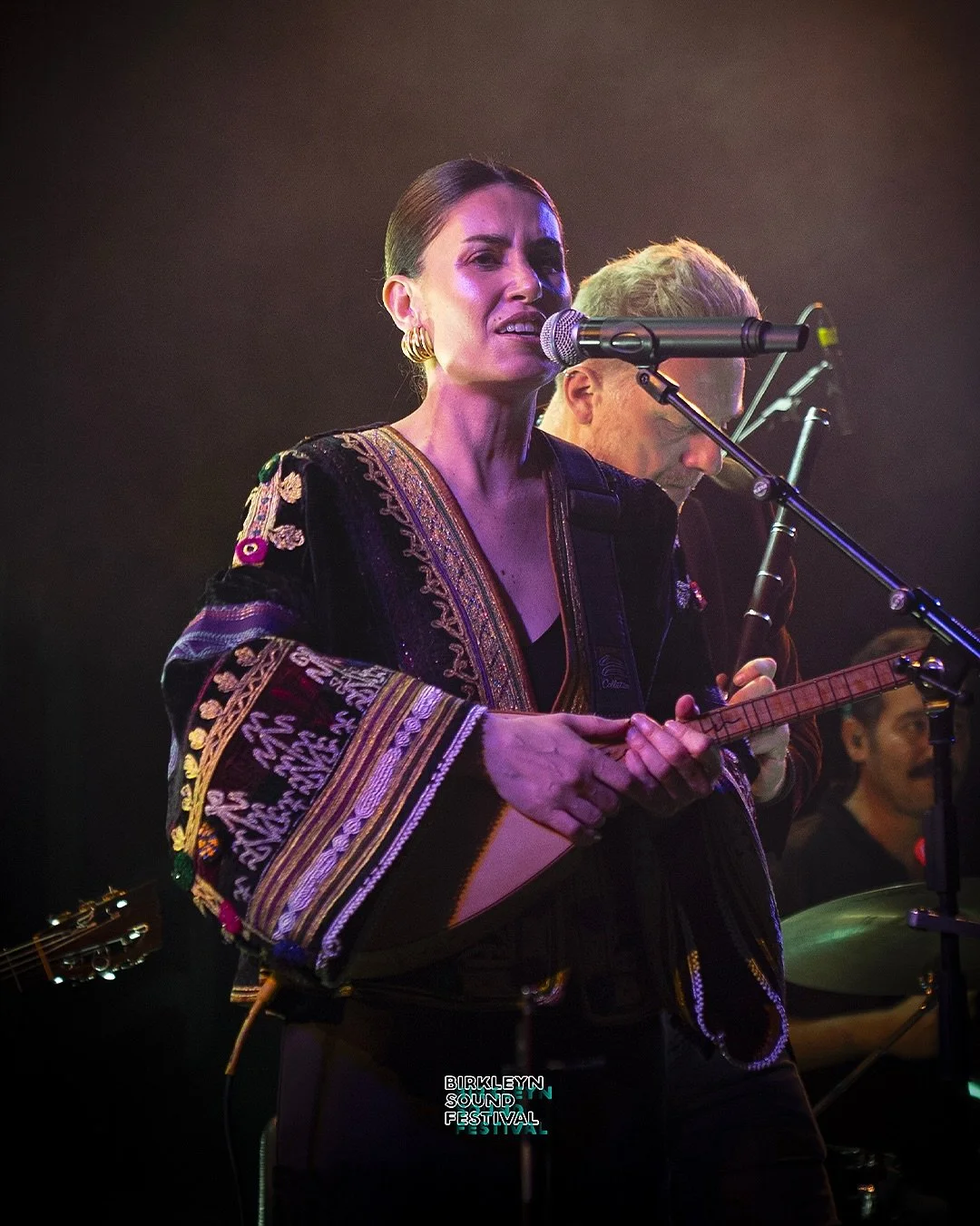 Birkleyn Sound Festival 2026

REWŞAN

Une voix, une travers&eacute;e.
Rewşan, venue d&rsquo;Istanbul, a rencontr&eacute; les musiciens parisiens une soir&eacute;e intense et vibrante.

Un pont entre Istanbul et Paris, port&eacute; par la musique kurd
