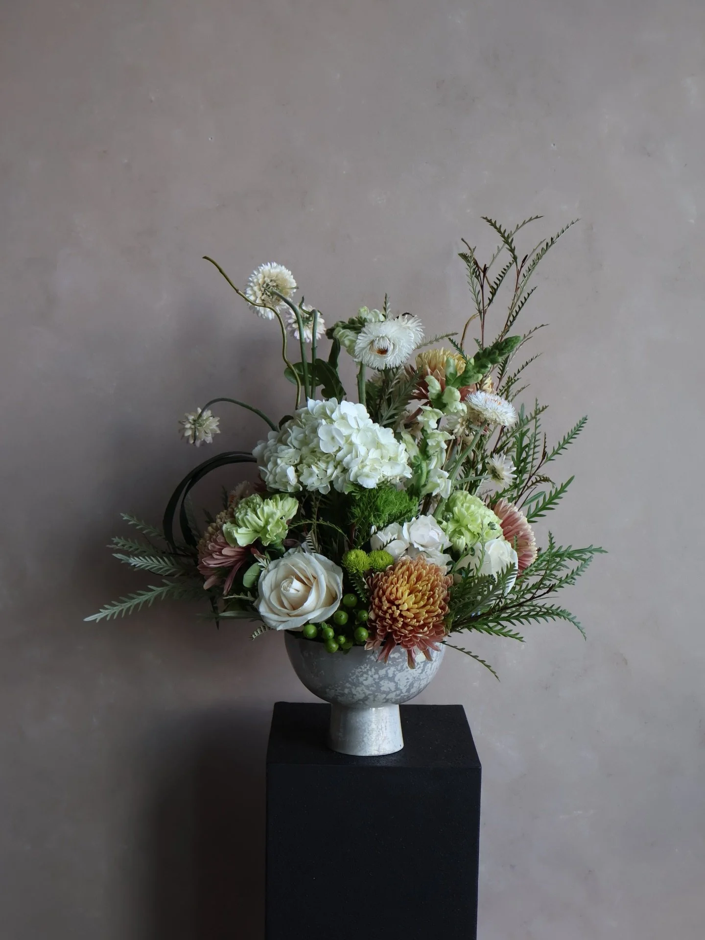 Happy Thanksgiving from Joon &amp; Bloom. 🍁🤍
Here&rsquo;s to tables filled with stories, hearts filled with thanks,
and blooms that bring us all a little closer.

#joonandbloom #thanksgivingflowers #thanksgivingcenterpiece #holidayblooms #fallflora