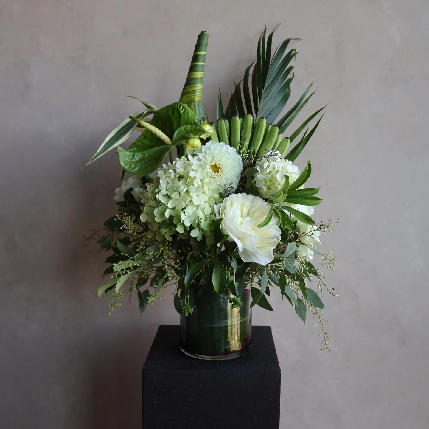 From sculptural greens to a perfect pop of bananas &mdash; this is custom floral design done intentionally.🌿🍌
Want something made just for your space? Send us a message to book your arrangement.

#joonandbloom #customflorals #floraldesign #omahaflo