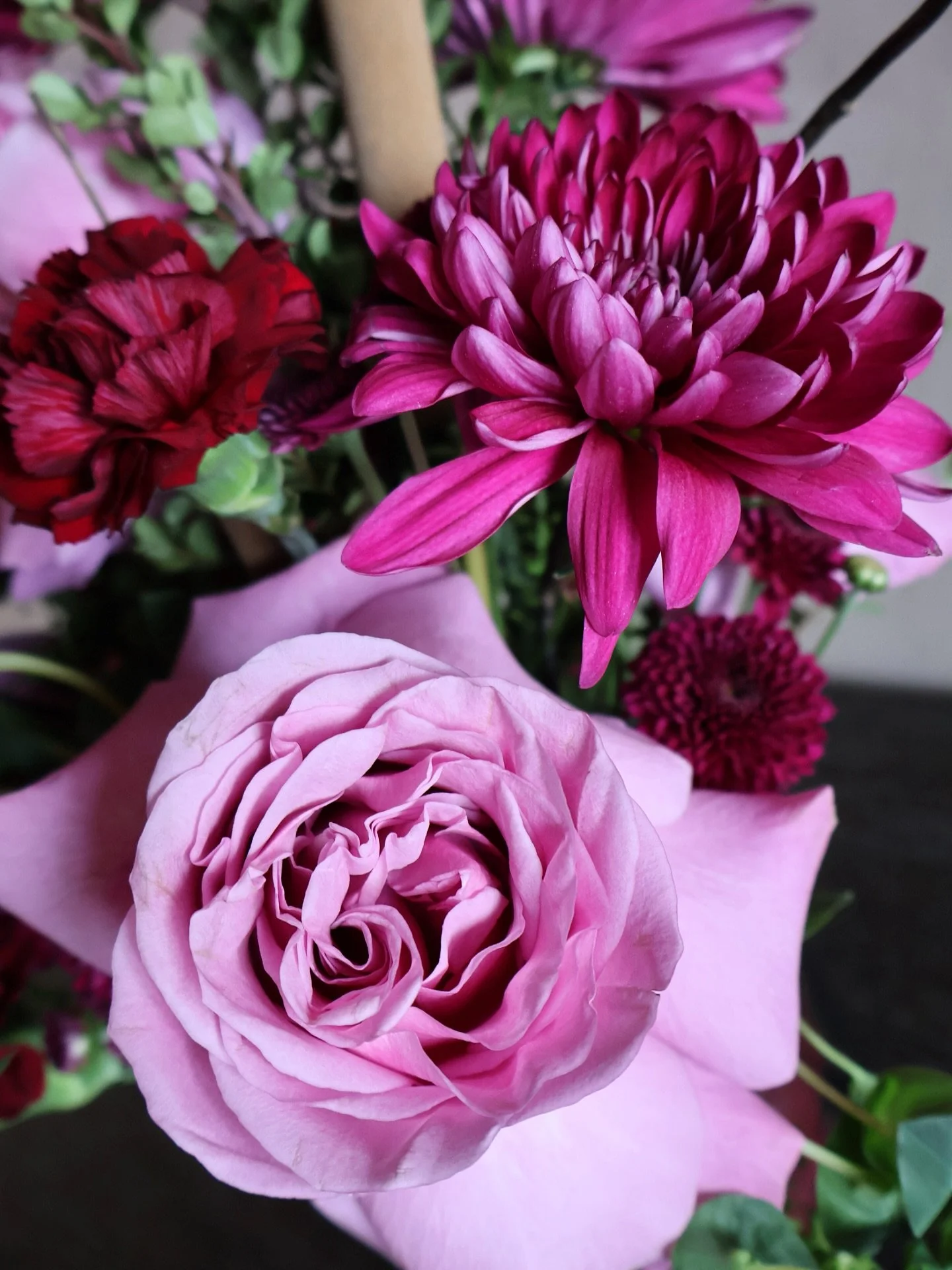 Just a little midweek reminder&hellip;
delicate doesn&rsquo;t mean weak, it means intentional.🌸

#softflorals #quietluxuryflorals #floralpoetry #joonandbloom #omahaflorist #intentionaldesign #modernflowers #flowerswithmeaning #designwithfeeling #del