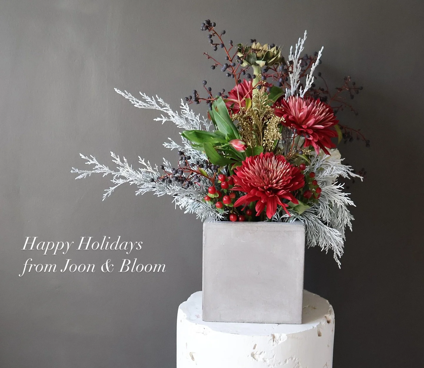 Merry Christmas from Joon &amp; Bloom. Wishing you a day filled with warmth and beauty.🤍 

#Christmas #Floraldesign #Omaha #omahaflorist #flowers