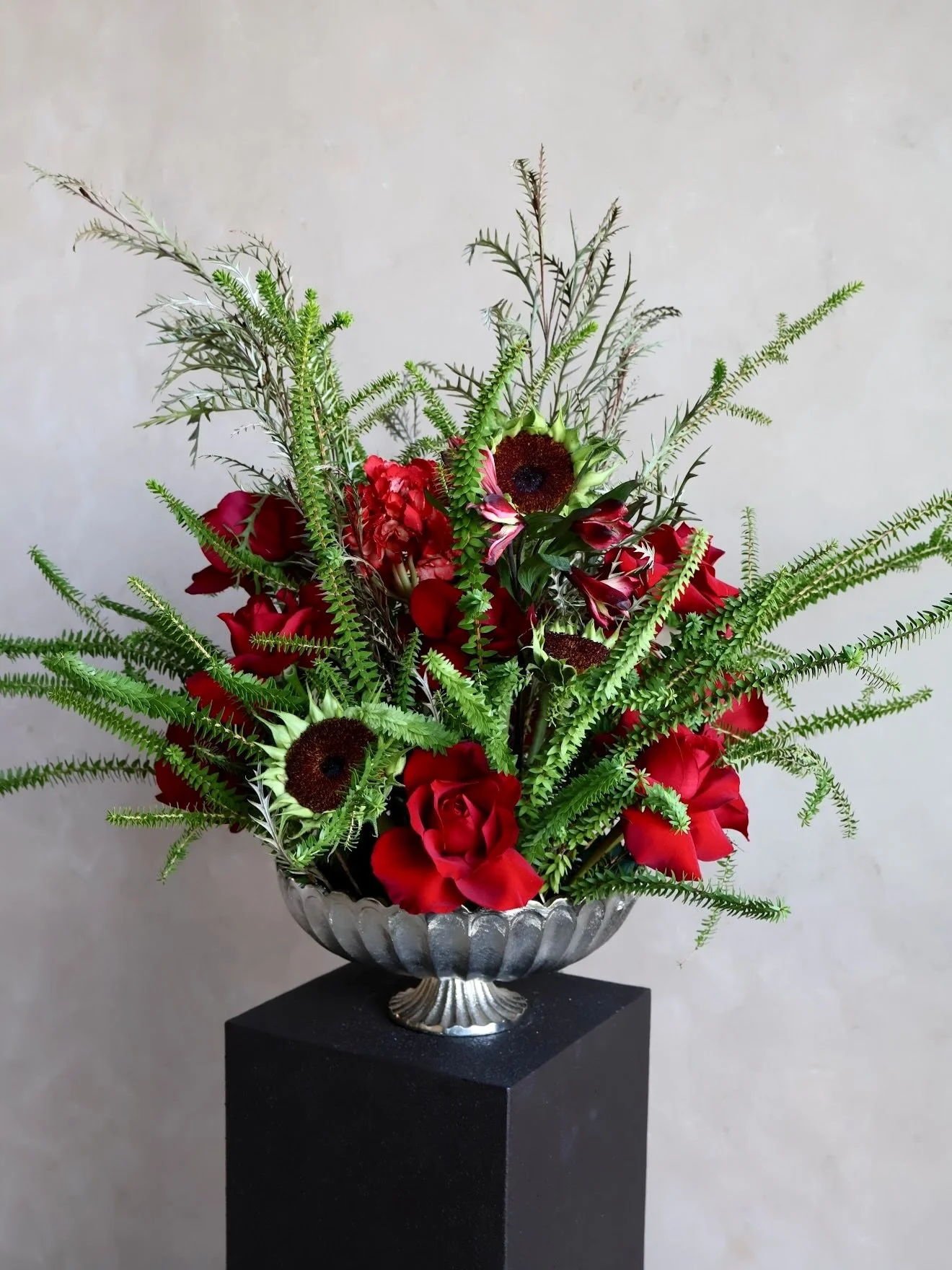 A little Sunday lesson in flowers:

Red roses symbolize deep love + admiration.
Sunflowers represent warmth, loyalty, and optimism.
Together they&rsquo;re a reminder that love can be both steady and bright!❤️
