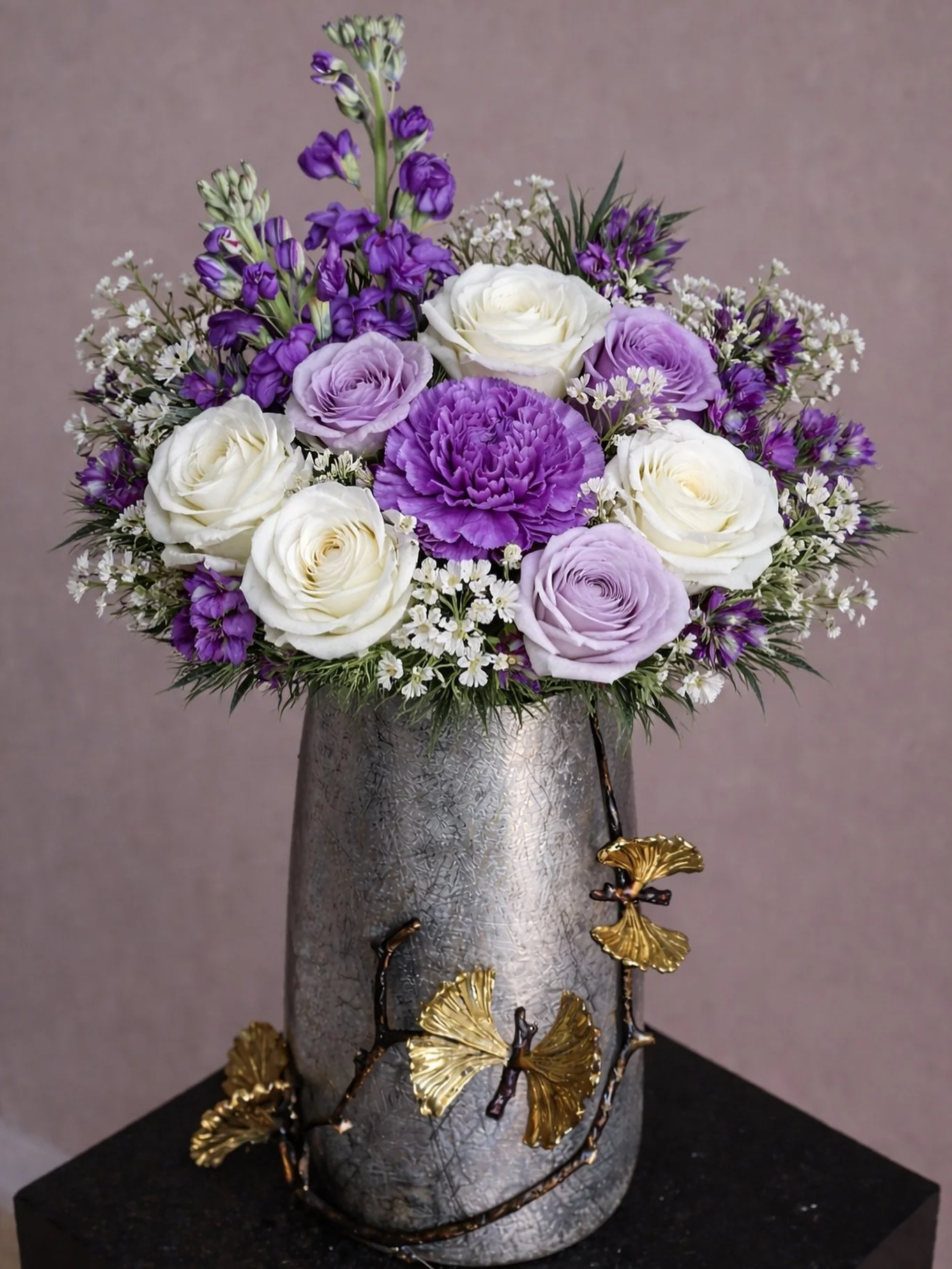 Simple, stunning, and unforgettable!💜
Purple and white blooms in a vase that&rsquo;s as much art as it is function.