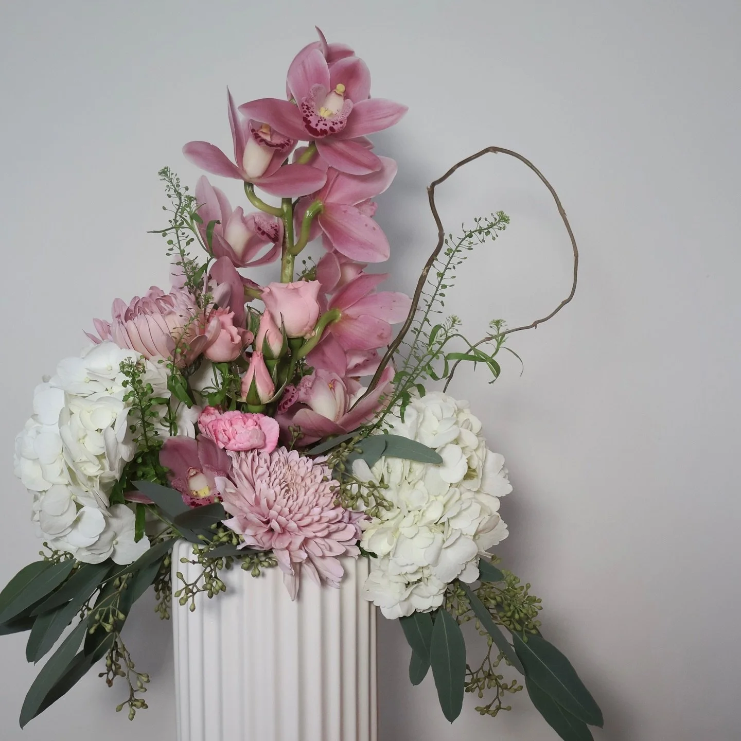 Designed as a welcome for a new business in the neighborhood.

We love seeing local businesses support one another.

@kontempo.omaha welcoming @agelessskinco 🤍

#JoonAndBloom
#OmahaFlorist
#LuxuryFlorals
#FloralDesign
#SupportLocalOmaha