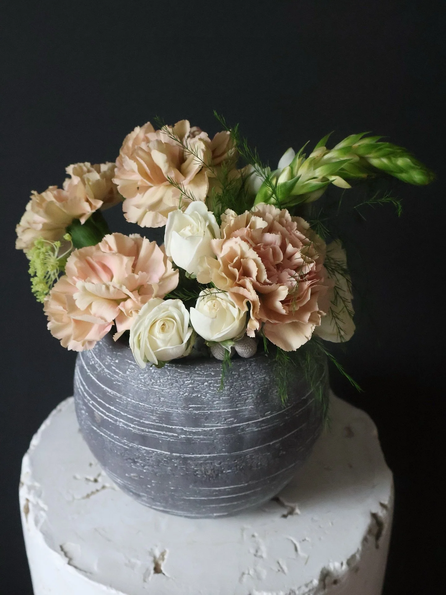 Designed to live effortlessly in their space.

@oliverandtate 🤍

#JoonAndBloom
#Blackstone
#IntentionalDesign
#SalonAesthetic
#OmahaFlorist