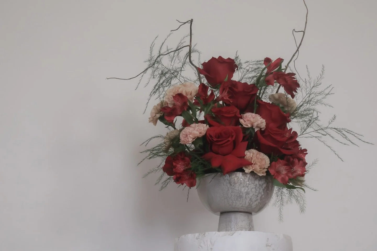 Where bold meets delicate &hearts;️

#JoonAndBloom #OmahaFlorist #LuxuryFlorals #MoodyFlorals #FloralDesign