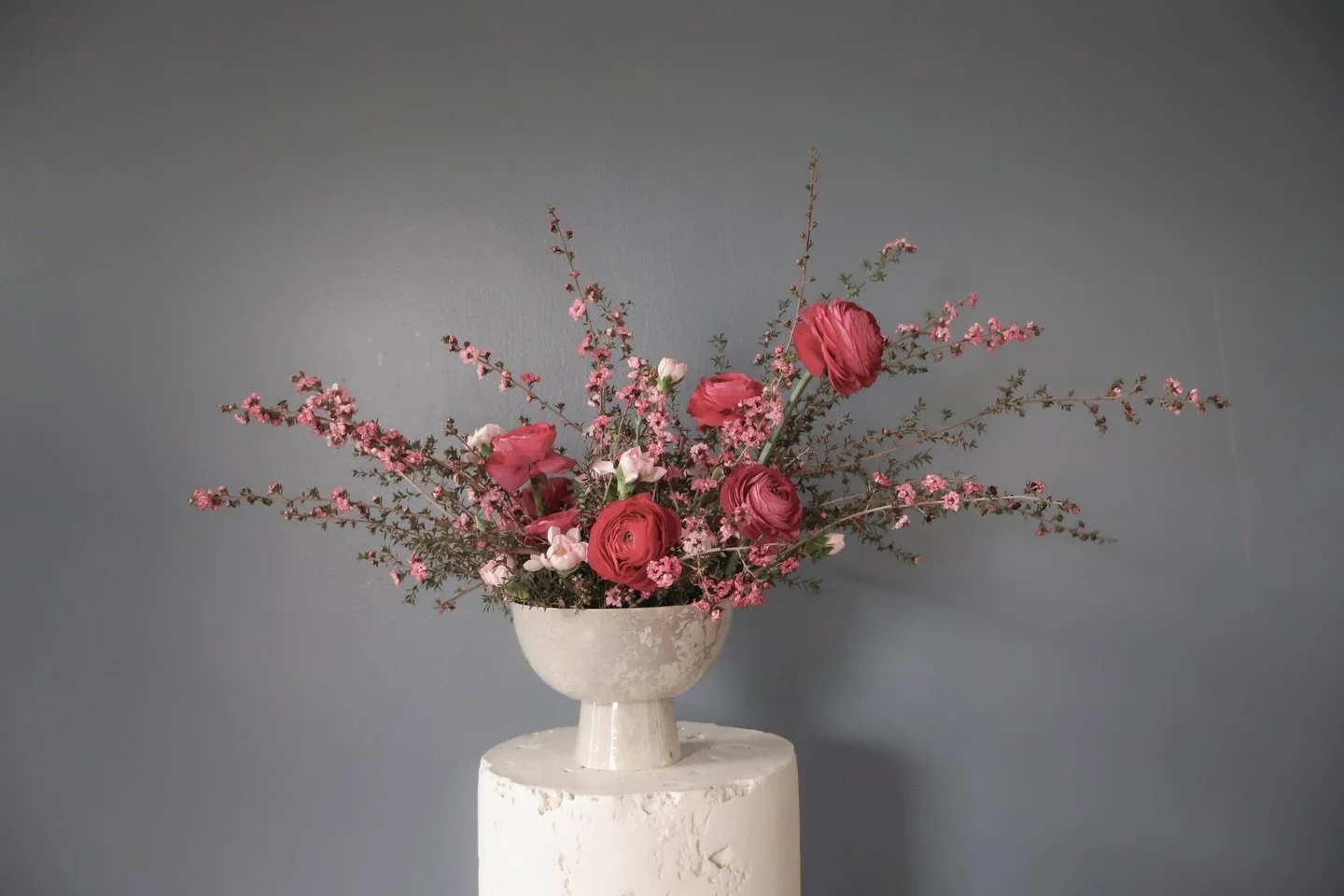 A gesture of welcome for a new space
soft in palette, never quiet in presence.

Designed for meaningful moments.🤍

#gardenstyleflorals
#ranunculus
#springflorals
#floralart
#flowerarrangement