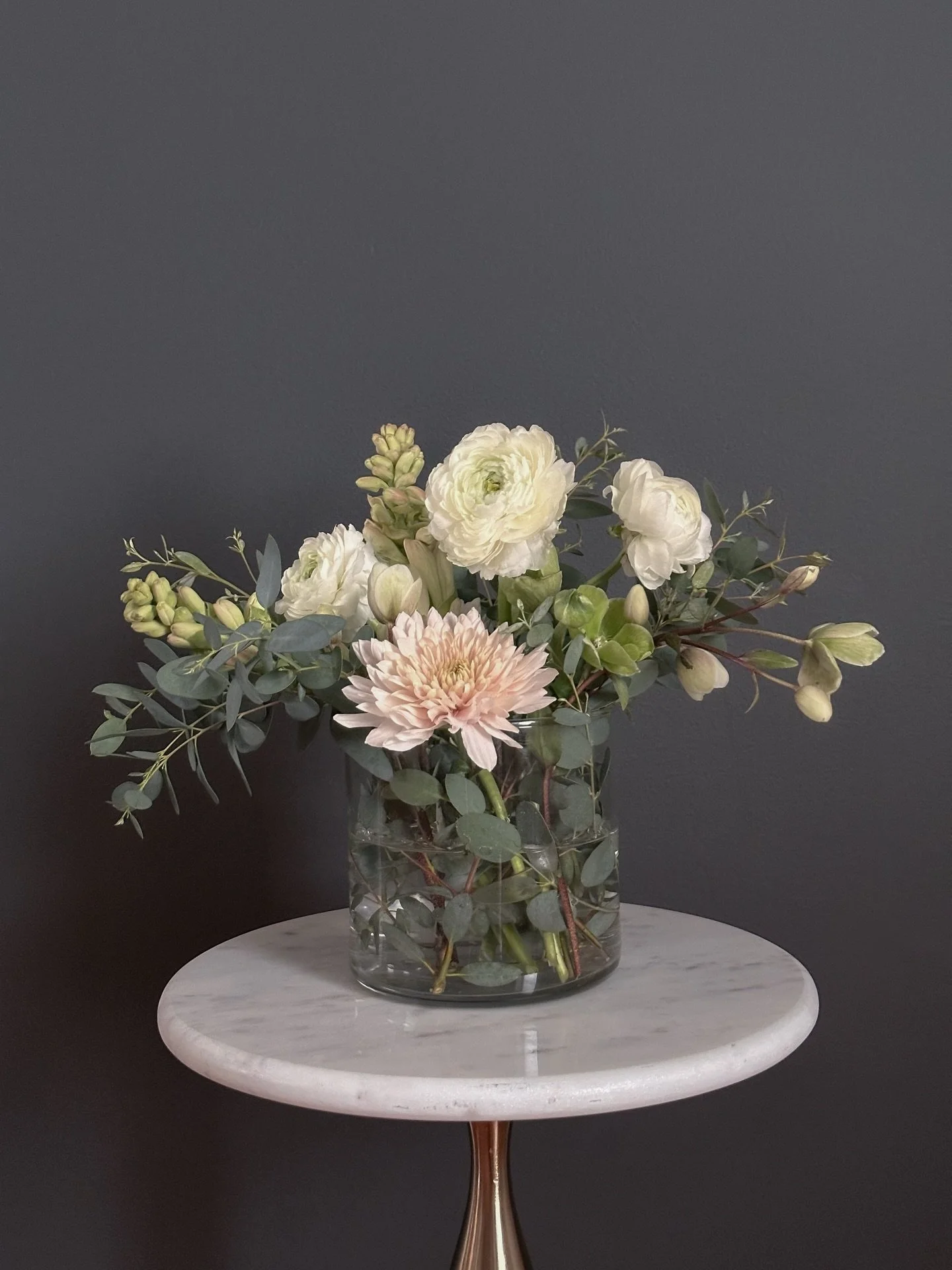 Designed to live effortlessly in its space.

Soft tones, open movement, and a quiet presence that lingers.

#joonandbloom
#freshflowersdaily
#gardenstyleflorals
#floraldesigner
#omahaflowers