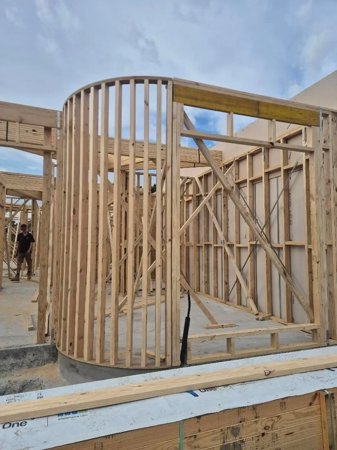 Curved frames adding a refined touch. Softening the lines and bringing a more considered feel to the build. Subtle, clean, and just that little bit different 🌟 

#curves #residential #building