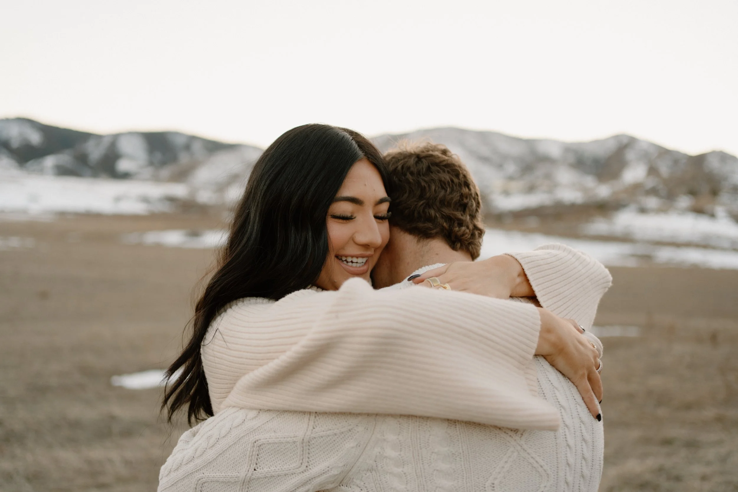 A womanand her boyfriend embracing each other in a couples photography session.