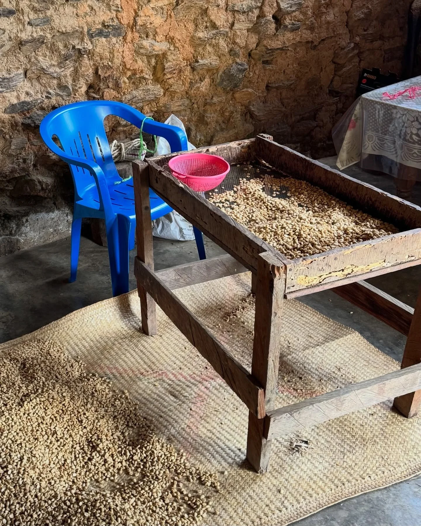 Before the coffee leaves the farm, many producers carry out a first stage of screening, in spanish &ldquo;zarandear caf&eacute;&rdquo; as part of their post-harvest preparation.

Using simple handheld or manual screens &ldquo;zarandas&rdquo;, they so
