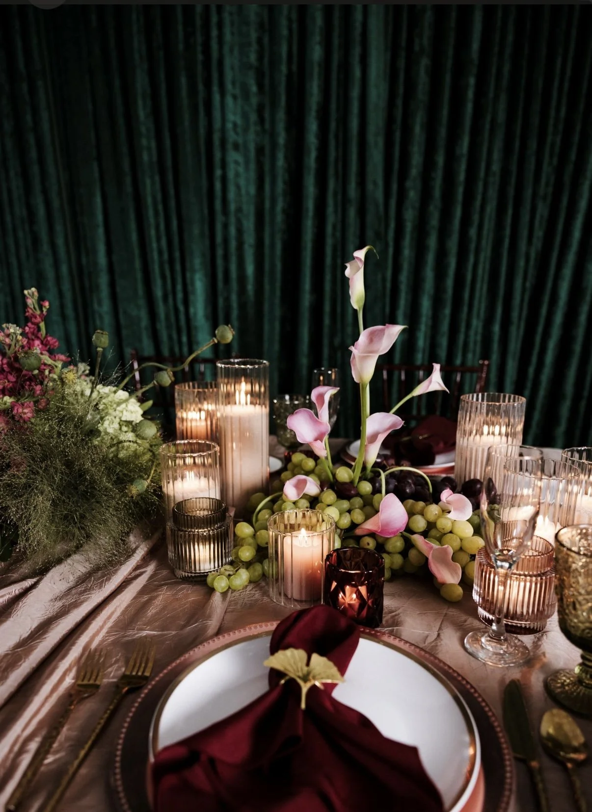 2028 WEDDING TREND PARK CITY LUXURY PLANNER PLACE SETTING BURGUNDY AND EMRALD GREEN