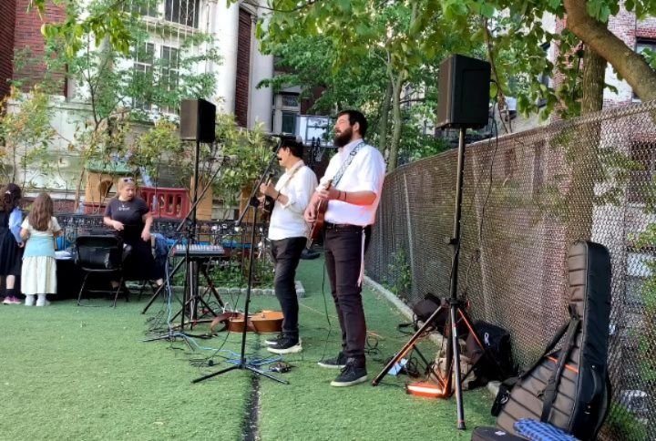 Beautiful post lag baomer gathering with our friends at @manhattandayschool

Love seeing the kids bring the 🔥 spirit

@noahsolomonchase on #mandolin

.
.
.
.
.
#jewishmusic #niggun #livemusic #musicianlife #celebratewithmusic #hudikmusic