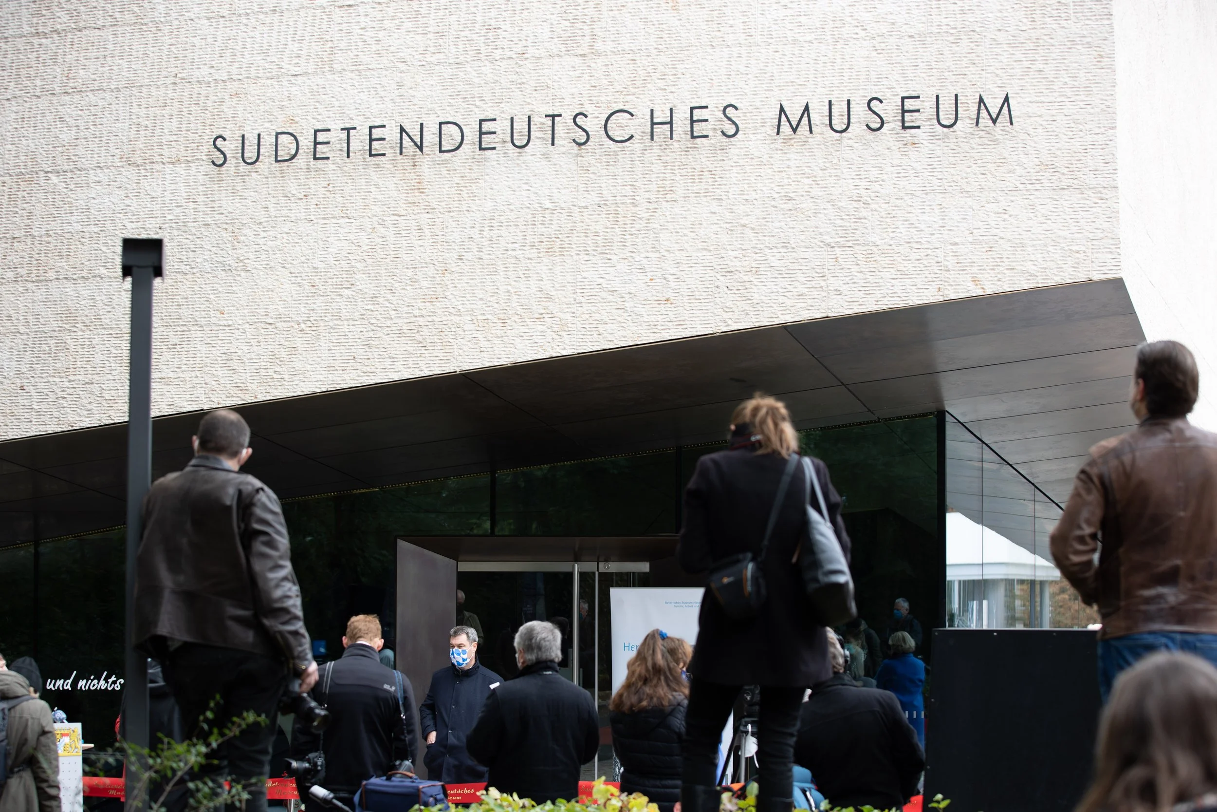 Menschen vor dem Süddeutschen Museum in Deutschland. Eventfotografie