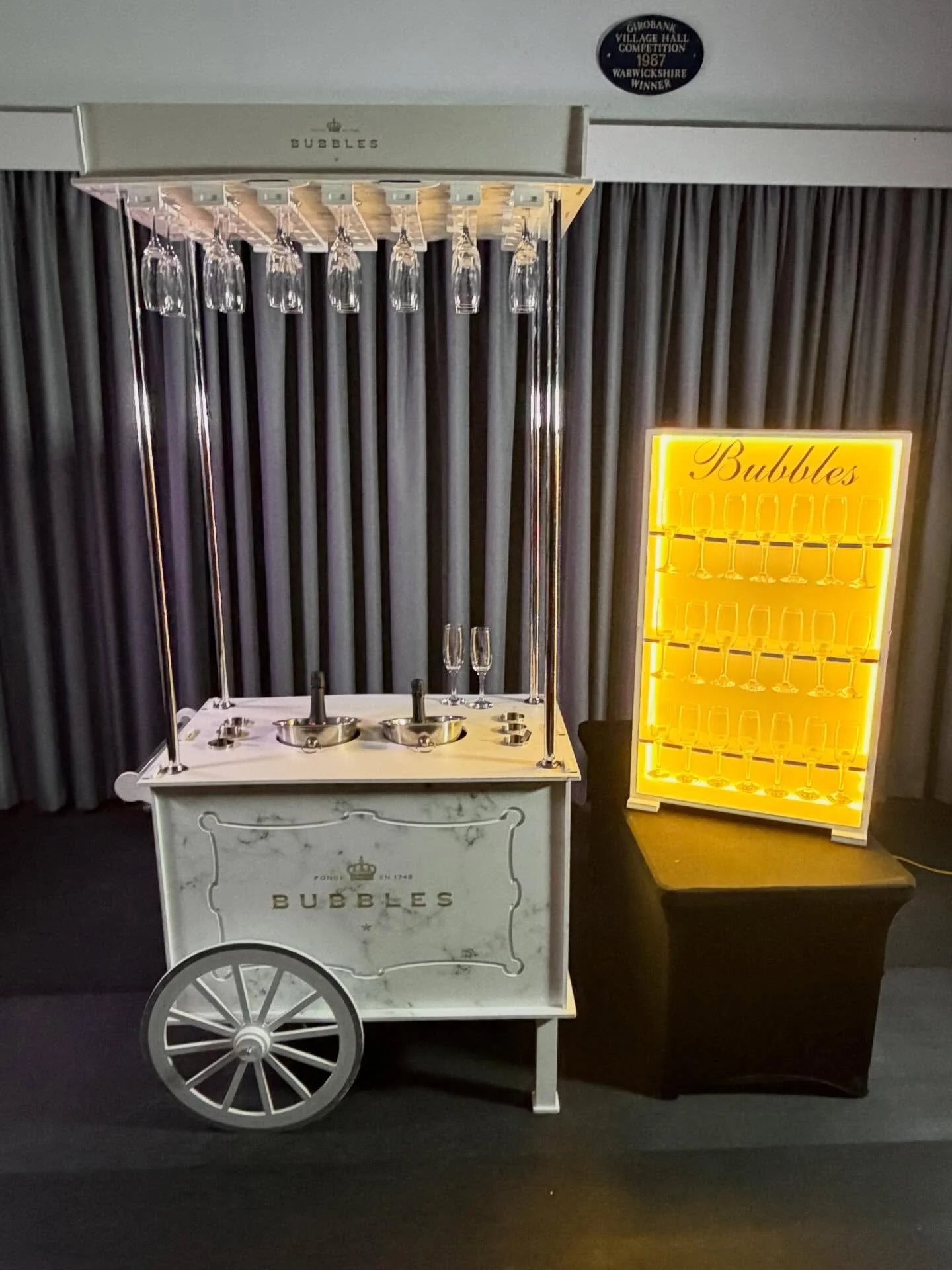 Champagne Cart.

🍾🥂🥳

Add this classy champagne cart to your event with ice bucket bottle and glass storage, with integrated LEDs.

#champagne #party #wedding #celebration