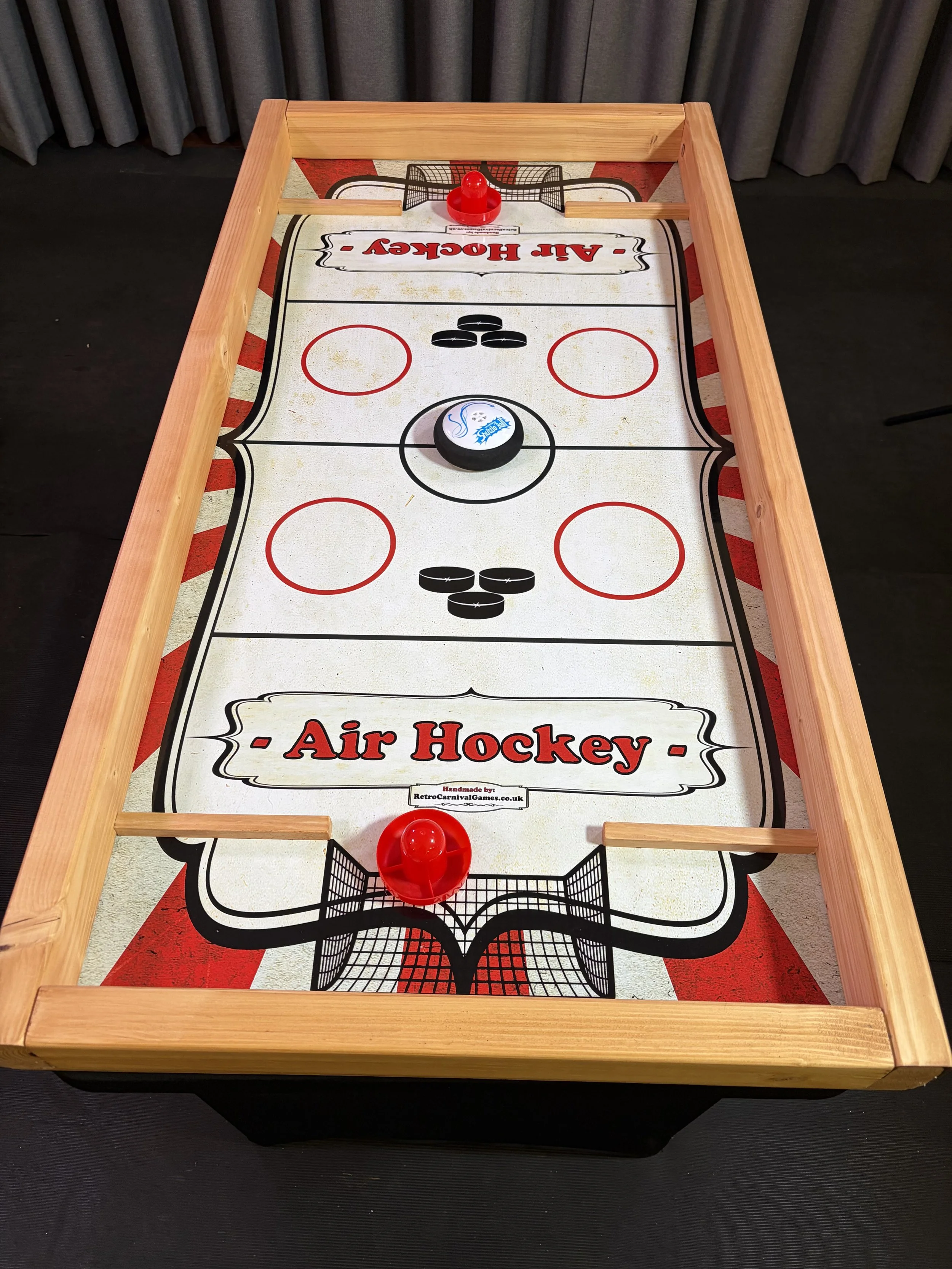 Retro Carnival Games - Air Hockey