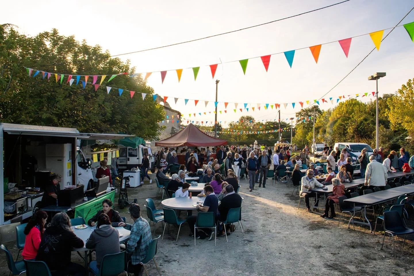 Lou Festa Bourru - 2025 📸

Reportage au c&oelig;ur des festivit&eacute;s du Lou Festa Bourru.
Chaque ann&eacute;e, l&rsquo;&eacute;v&eacute;nement r&eacute;unit pour faire d&eacute;couvrir et valoriser des savoir-faire ainsi que des activit&eacute;s