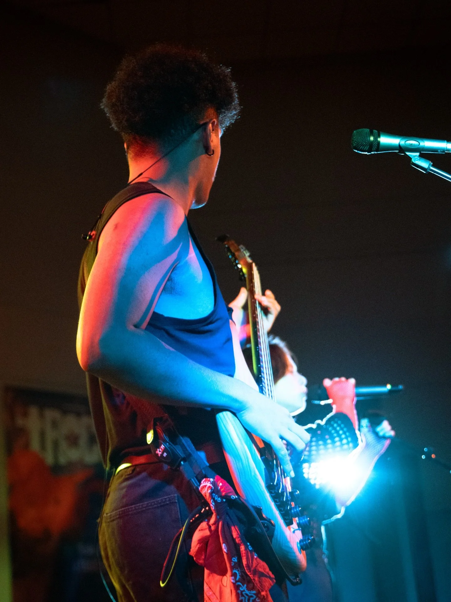 Que pensez-vous de l&rsquo;ambiance des photos ? 🎸📸

Rencontre avec @draftharmony lors d&rsquo;une soir&eacute;e organis&eacute;e par le @trocke_cafe ! 

#concert #bordeauxmusic #photographebordeaux