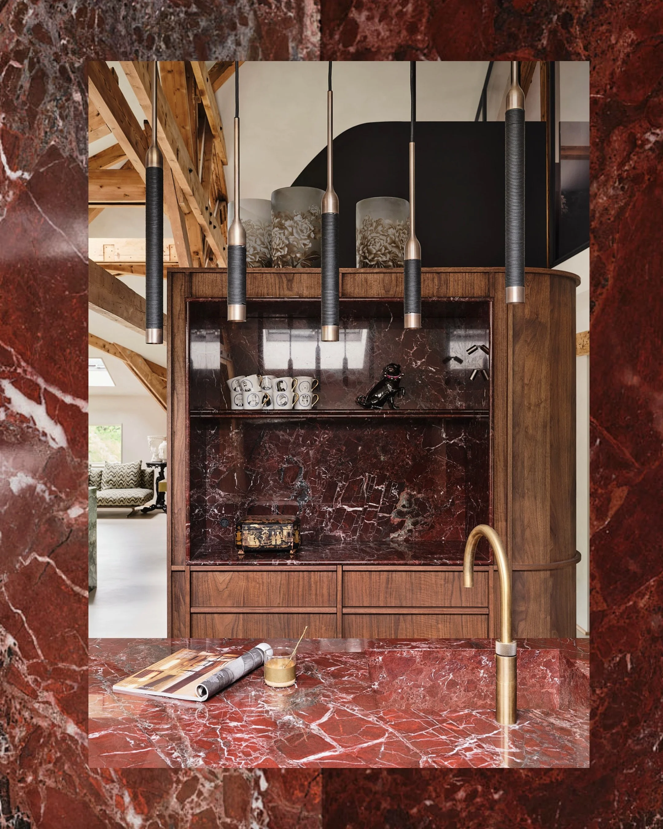 ᴛʜᴇ ꜱᴋᴇʟᴇᴛᴏɴ ᴘᴇɴᴛʜᴏᴜꜱᴇ | ᴋɪᴛᴄʜᴇɴ
A kitchen that divides the space without closing it off. Set between the entrance and the living area, it works like a folding screen: a boundary you sense rather than see.
American walnut, Rosso Levanto marble and a 