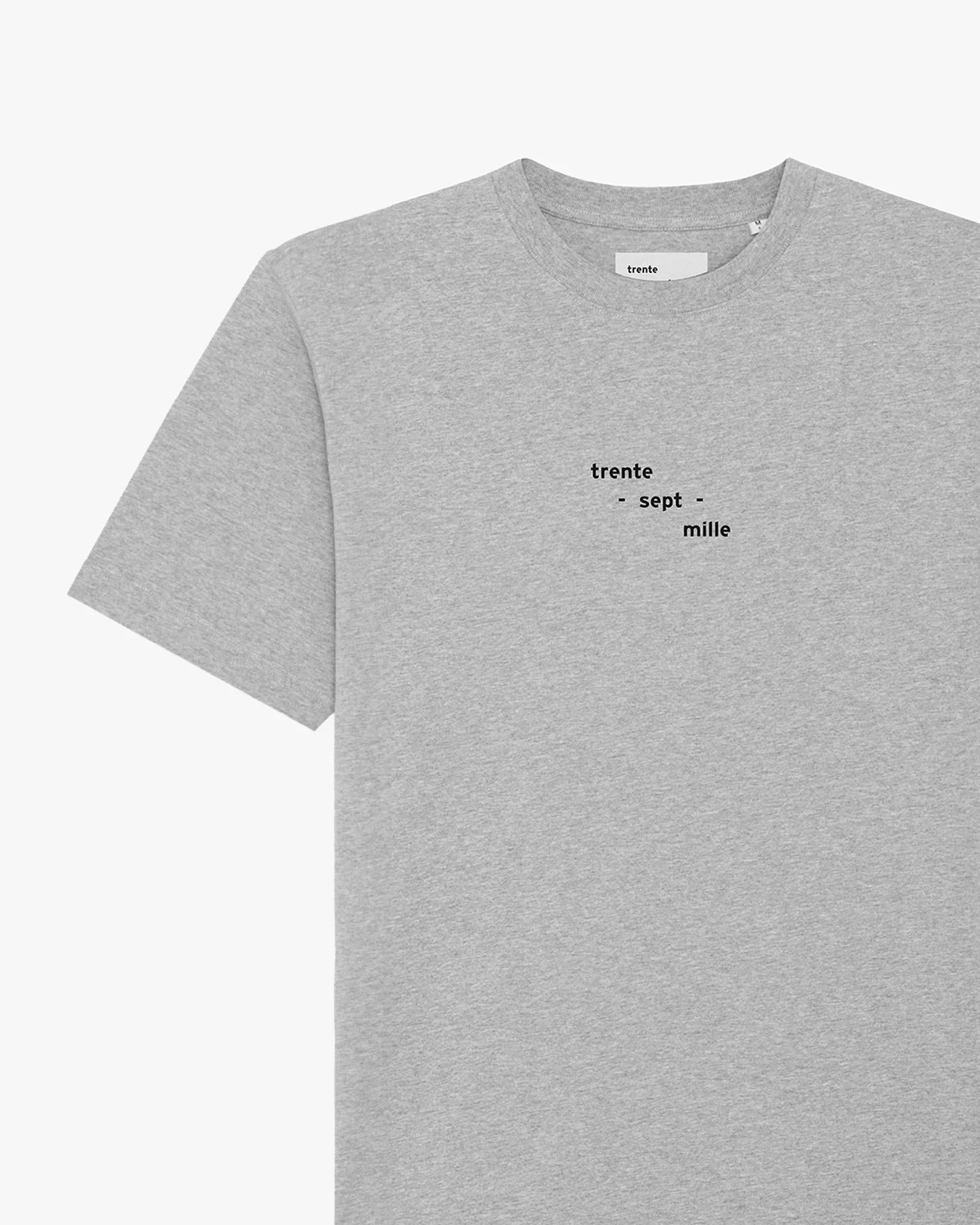 T-shirt 37000 / Gris chin&eacute; - Noir

Description : T-shirt unisexe &eacute;pais (240 GSM) au toucher sec, coupe oversize, tissu l&eacute;g&egrave;rement textur&eacute;, impression DTF, &eacute;dit&eacute; &agrave; 15 exemplaires.

Composition : 