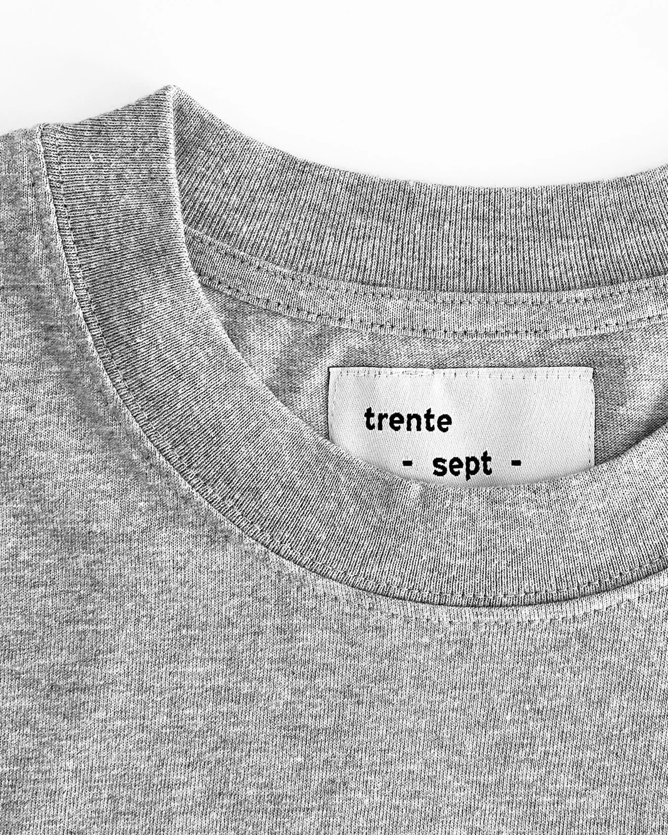 T-shirt 37000 / Gris chin&eacute; - Noir

Description : T-shirt unisexe &eacute;pais (240 GSM) au toucher sec, coupe oversize, tissu l&eacute;g&egrave;rement textur&eacute;, impression DTF, &eacute;dit&eacute; &agrave; 15 exemplaires.

Composition : 