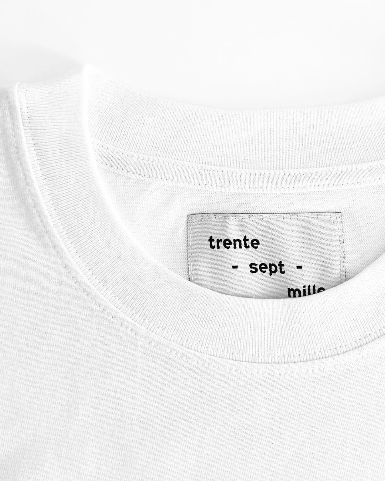 T-shirt Plume / Blanc - Noir

Description : T-shirt unisexe &eacute;pais (240 GSM) au toucher sec, coupe oversize, tissu l&eacute;g&egrave;rement textur&eacute;, impression DTF, &eacute;dit&eacute; &agrave; 15 exemplaires.

Composition : Jersey simpl