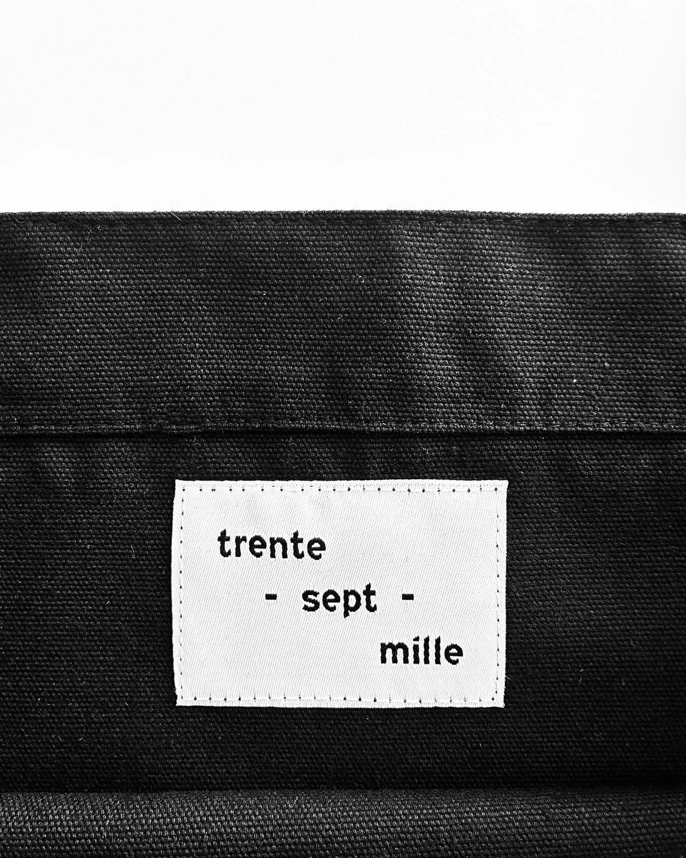 Tote bag Plume / Noir - Blanc

Description : Tote bag tiss&eacute;, toile &eacute;paisse et tr&egrave;s r&eacute;sistante (300 GSM), impression DTF recto/verso, &eacute;dit&eacute; &agrave; 20 exemplaires. Dimensions du contenant : H = 39cm - L = 37c