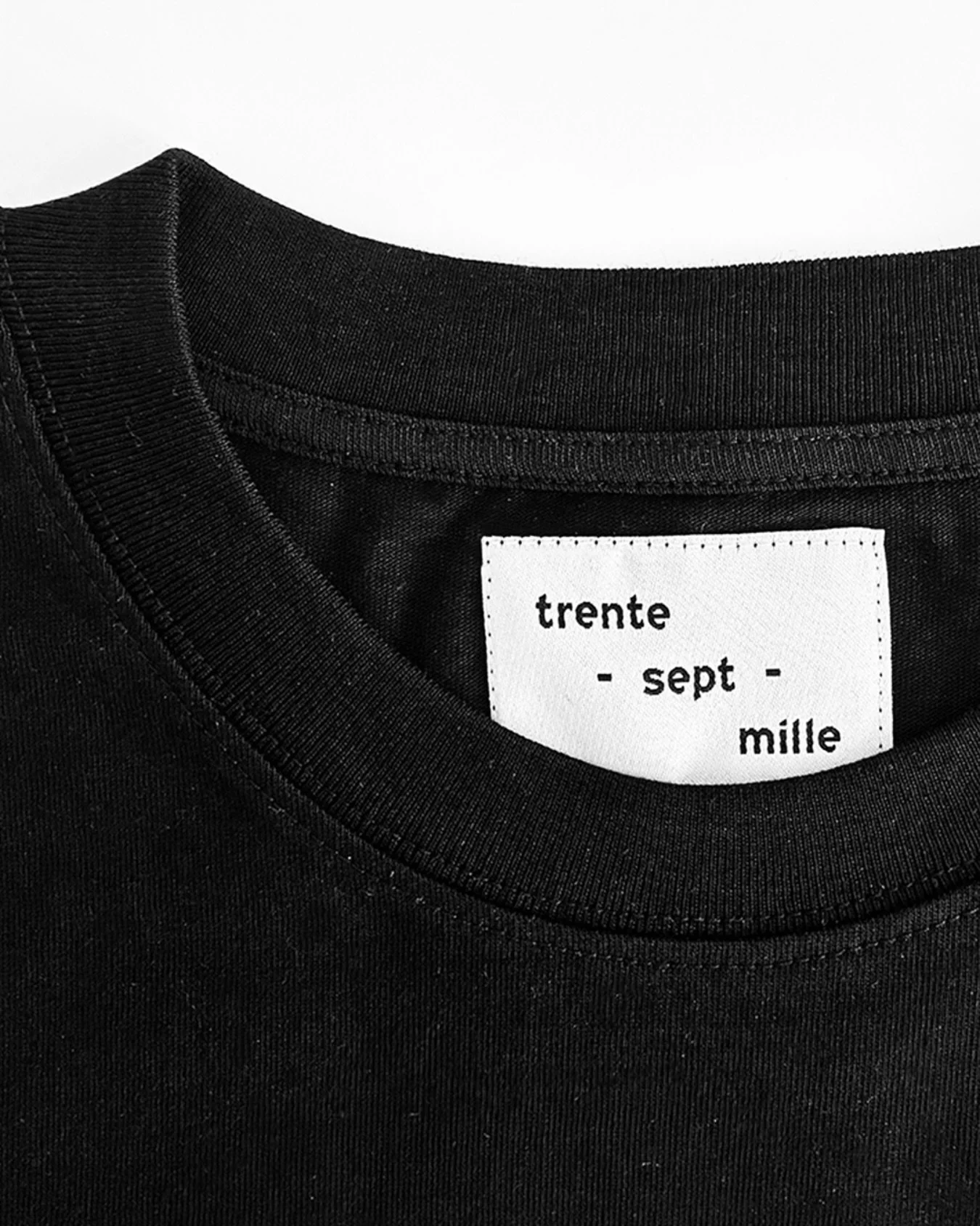 T-shirt Fritz / Noir - Blanc

Description : T-shirt unisexe &eacute;pais (240 GSM) au toucher sec, coupe oversize, tissu l&eacute;g&egrave;rement textur&eacute;, impression DTF, &eacute;dit&eacute; &agrave; 15 exemplaires.

Composition : Jersey simpl